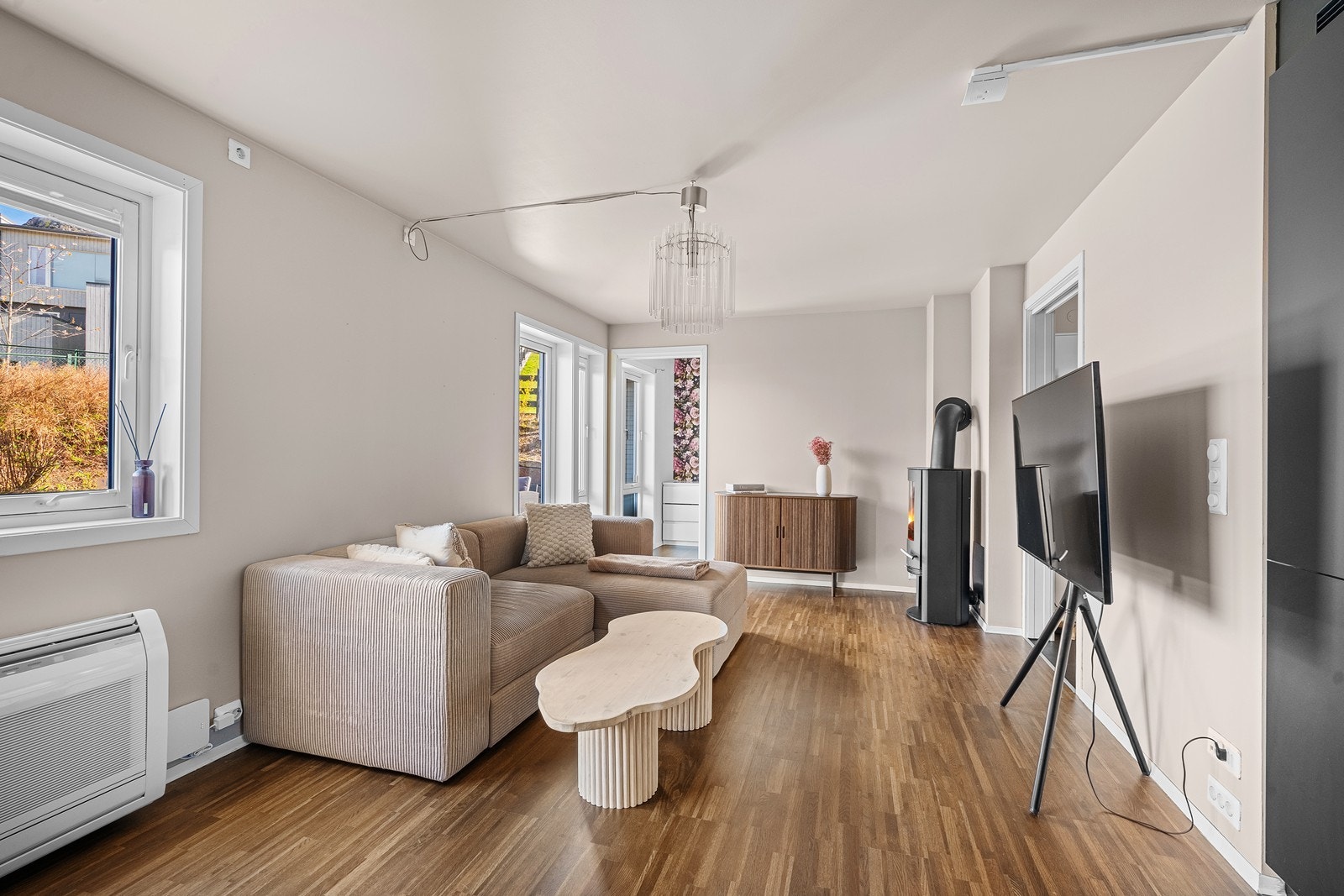 Rommet har både varmepumpe og vedovn som gir god og behagelig varme. Galleribilde