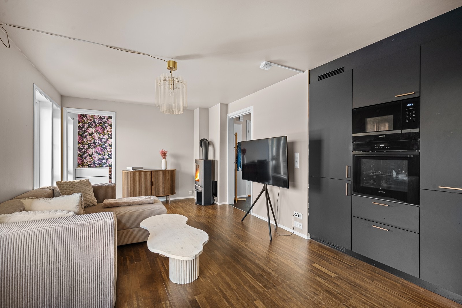 Stue/kjøkken har god plass til sofagruppe, småmøbler og spisebord. Galleribilde
