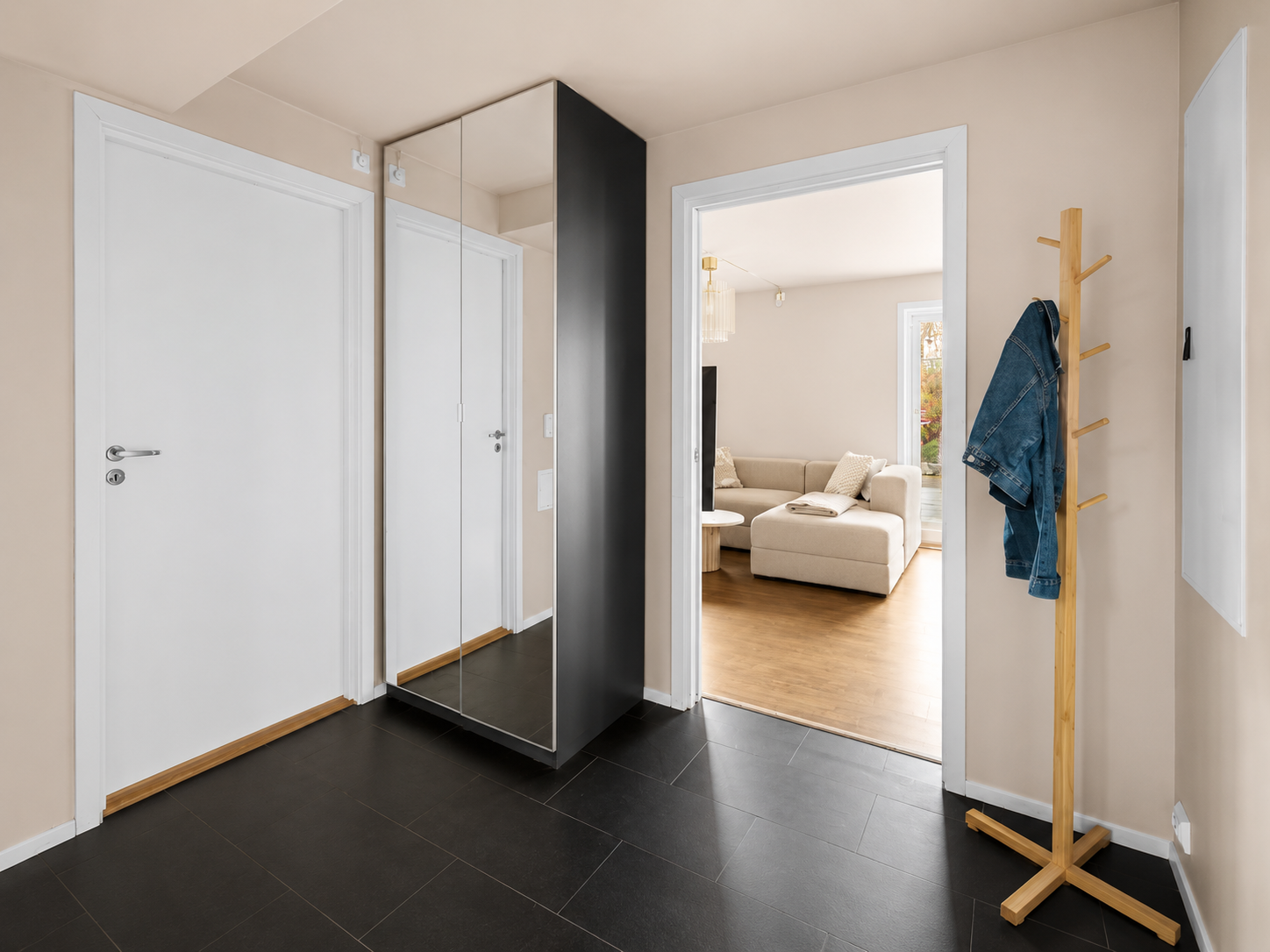 Velkommen inn! - Leiligheten inneholder entré/gang, vaskerom/bod, to soverom samt lys stue med åpen kjøkkenløsning og utgang til stor terrasse. Galleribilde