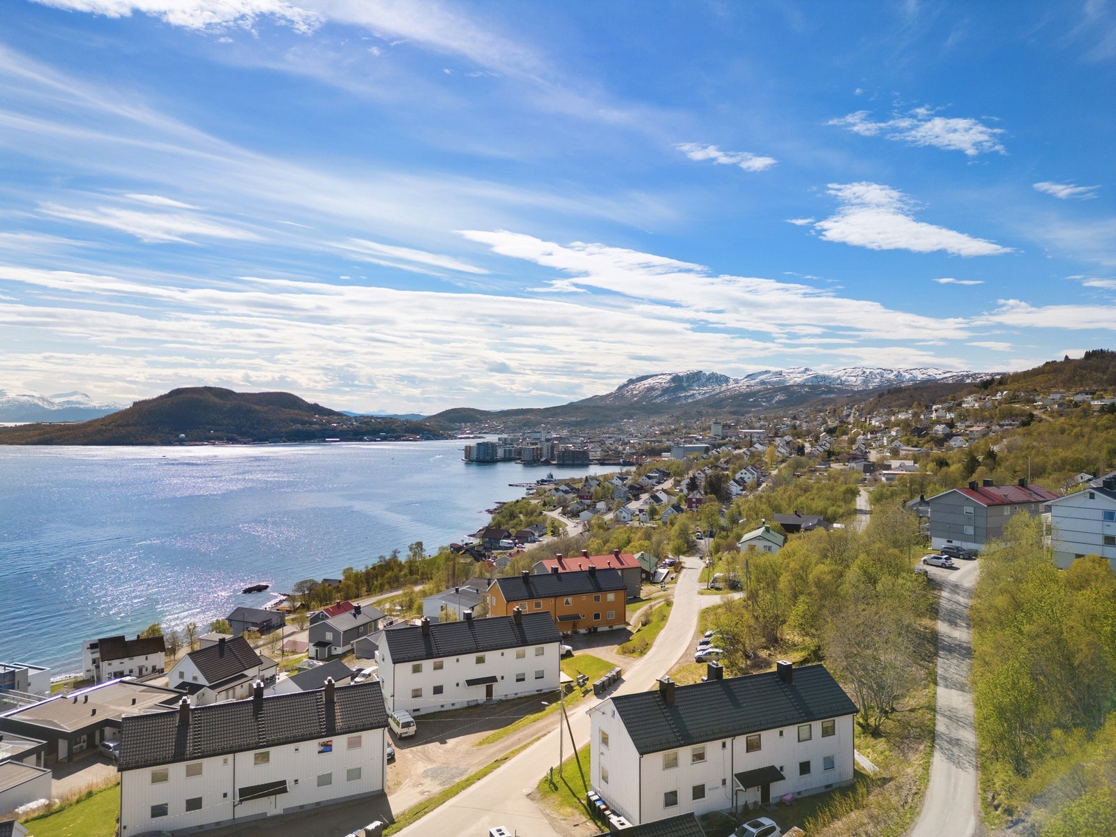 Leiligheten ligger i rolige omgivelser nært flott natur og turområder, samtidig som det er kort vei inn til sentrumsområdet Galleribilde