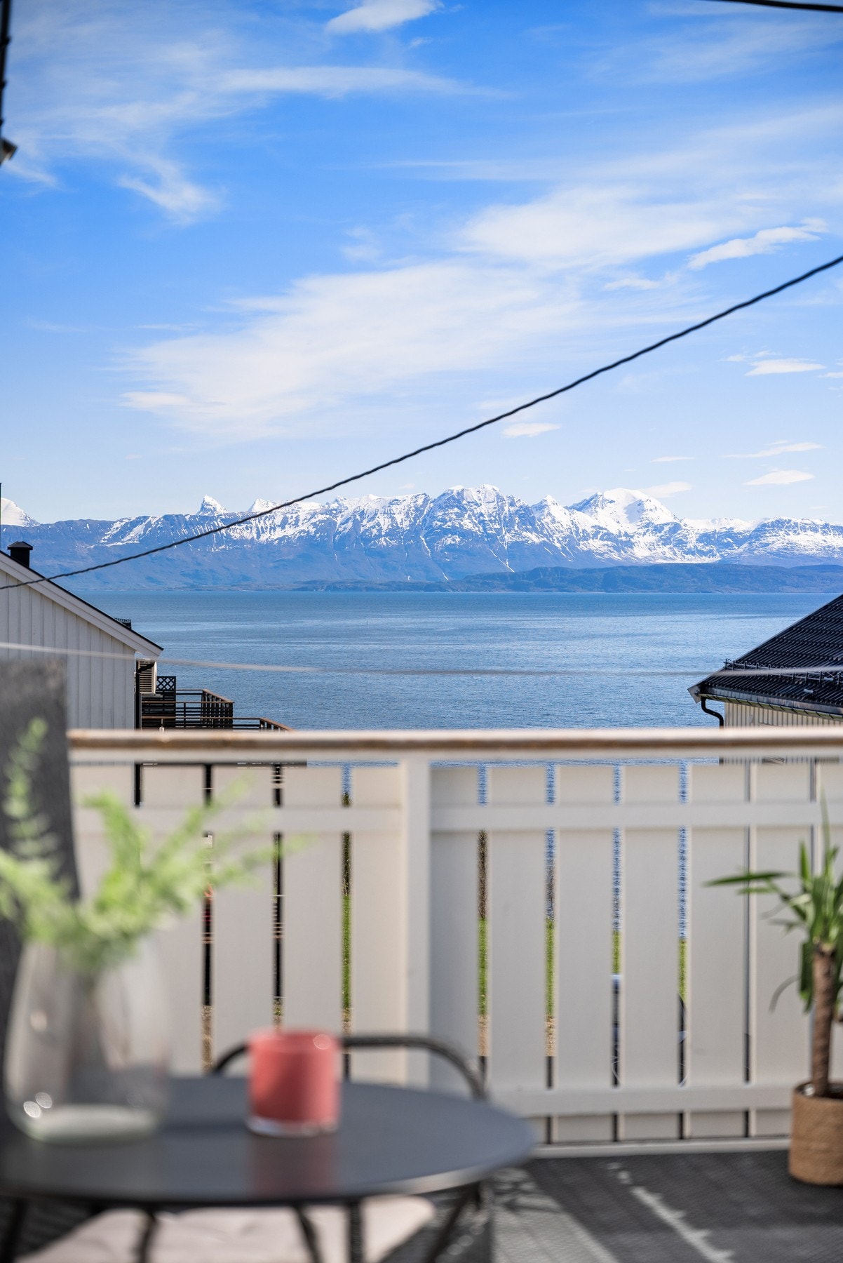 Tilhørende balkonge med strålende utsikt mot havet! Galleribilde