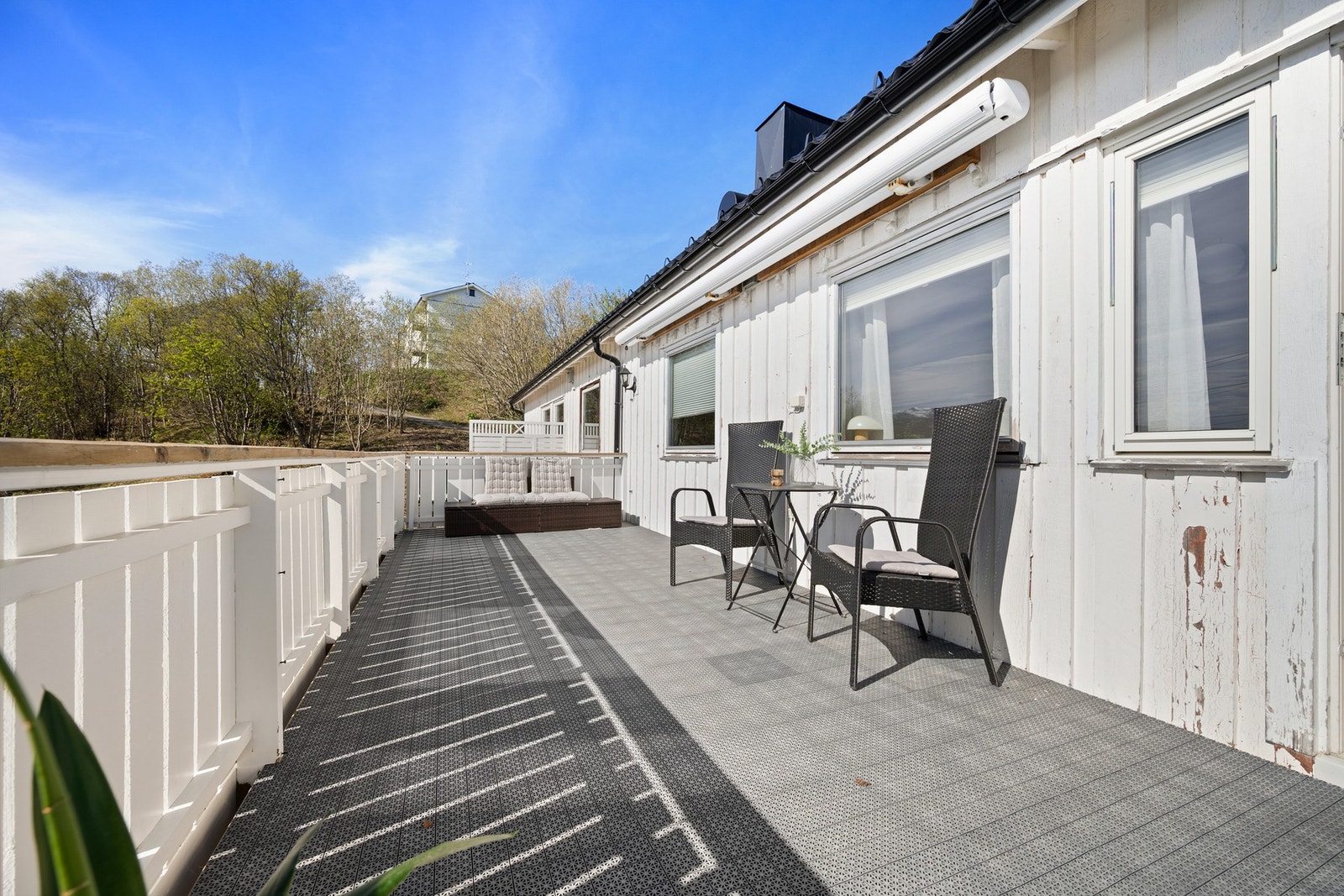 Balkong med gode utsikts- og solforhold Galleribilde