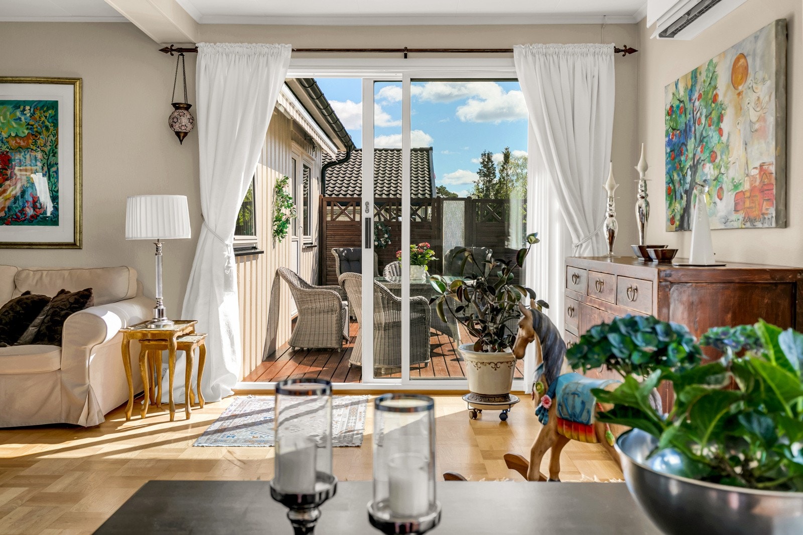 Utgang til fine uteområder med terrassearealer på hele 115 kvm. Galleribilde