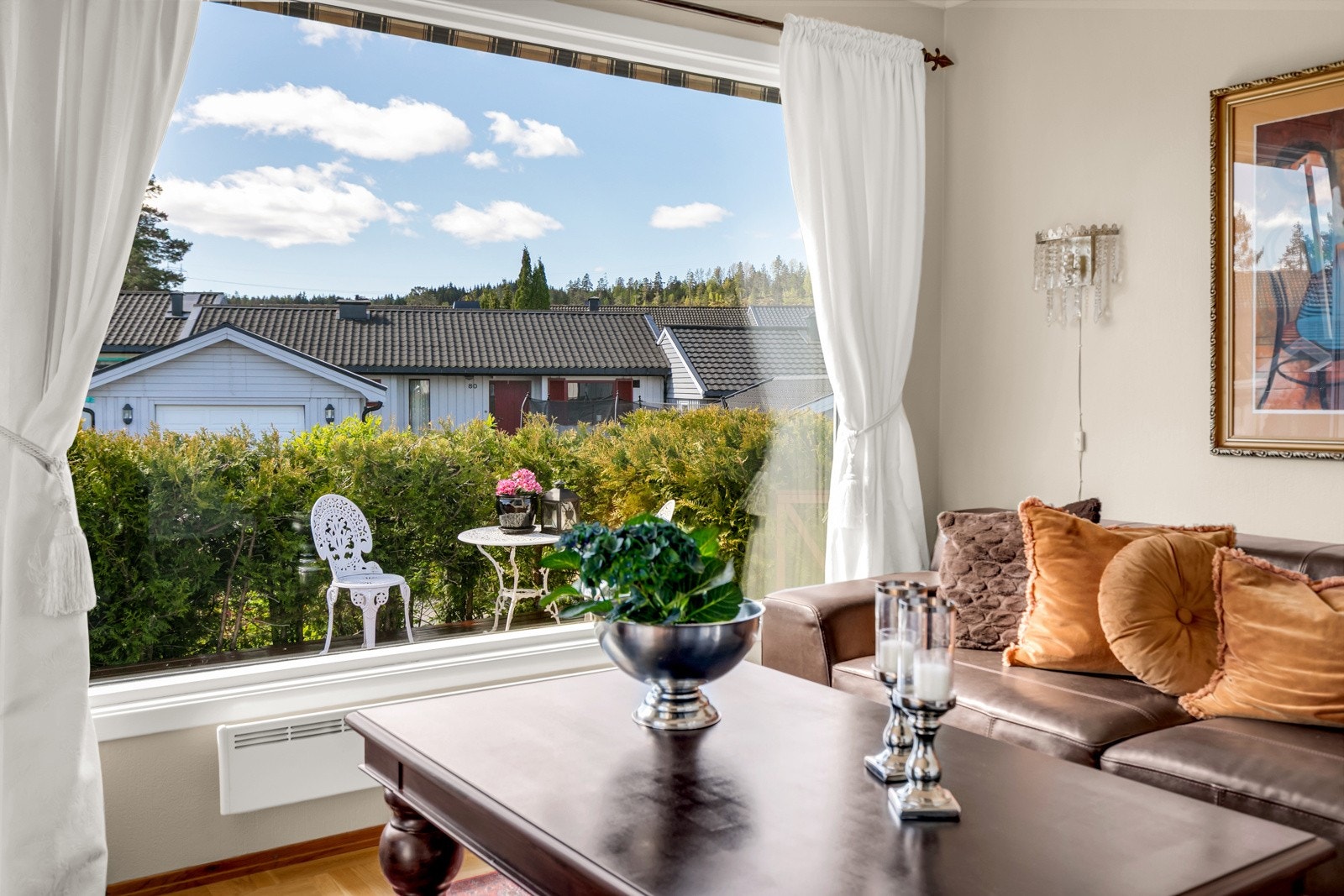 Store vindusflater som gir rikelig med naturlig lys. Galleribilde