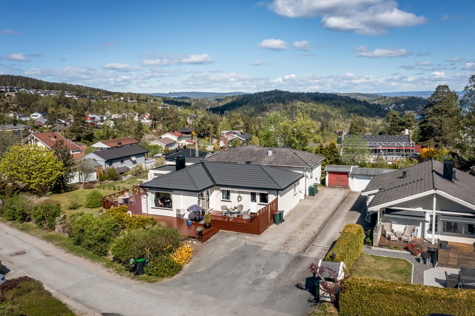Praktisk og velholdt enebolig på ett plan beliggende i et barnevennlig og etablert boligområde. Galleribilde