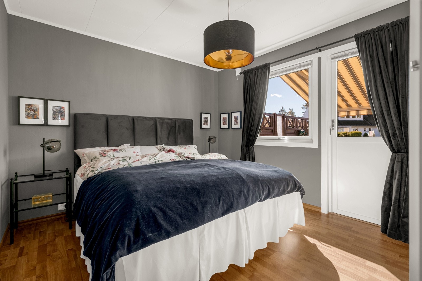 Hovedsoverom med god plass til seng og nattbord. Plassbygd garderobeskap og direkte utgang til terrasse. Galleribilde