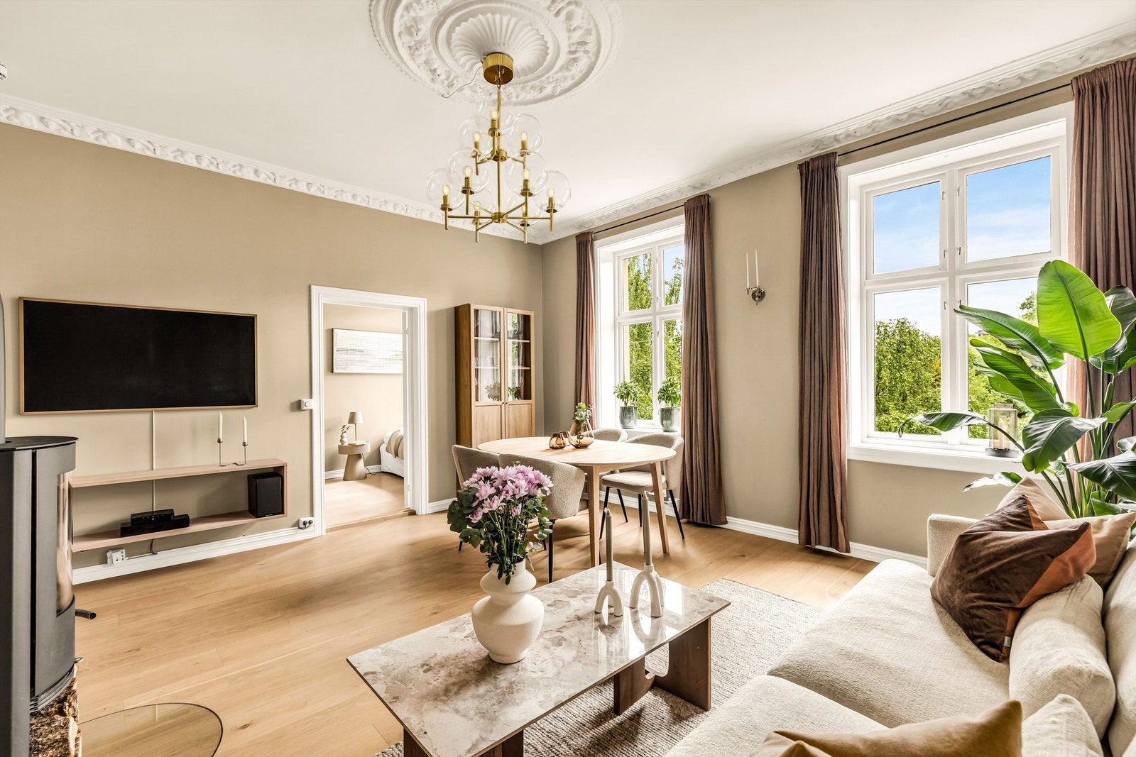 Store vindusflatene sørger for rikelig med naturlig lys gjennom dagen. Stuen har en romslig planløsning med plass til både sofagruppe og spisebord. Galleribilde