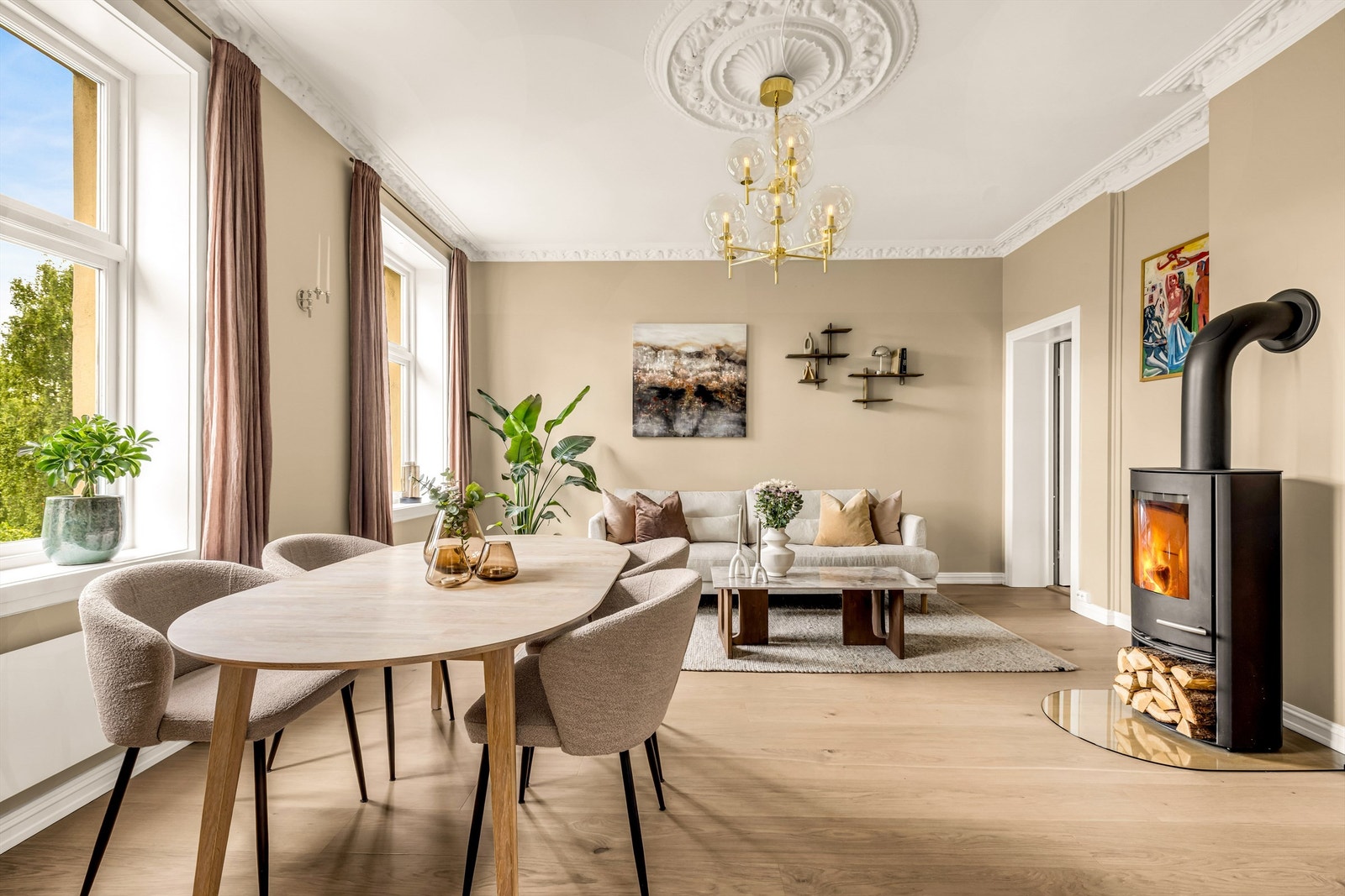 Lys og innbydende stue med en kombinasjon av klassiske detaljer og moderne uttrykk. Store vindusflater med dype vinduskarmer. Galleribilde