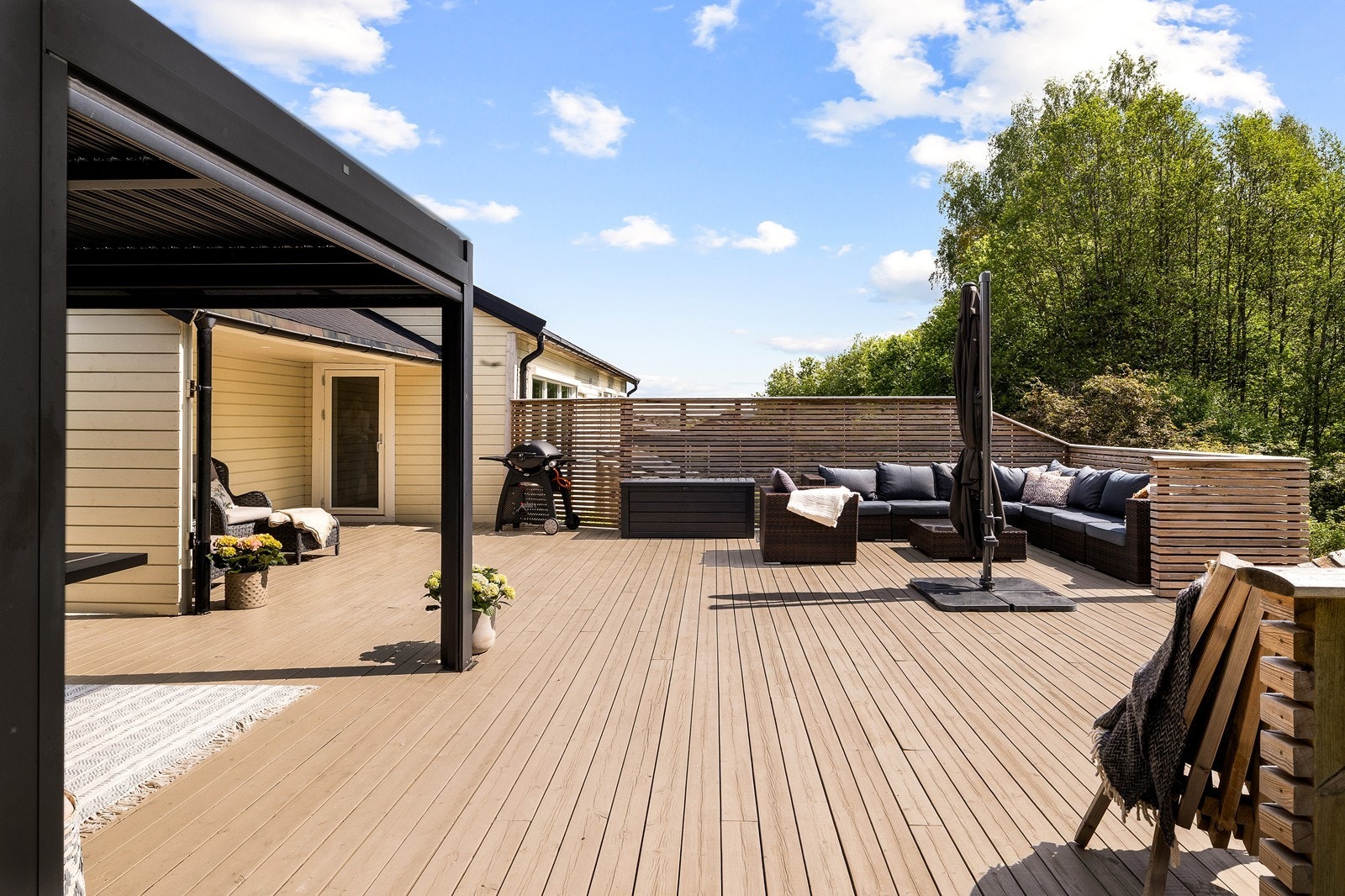 Her får du også en pergola med mulighet for å åpne både tak og vegger, noe som gjør den svært anvendelig gjennom store deler av året. Galleribilde