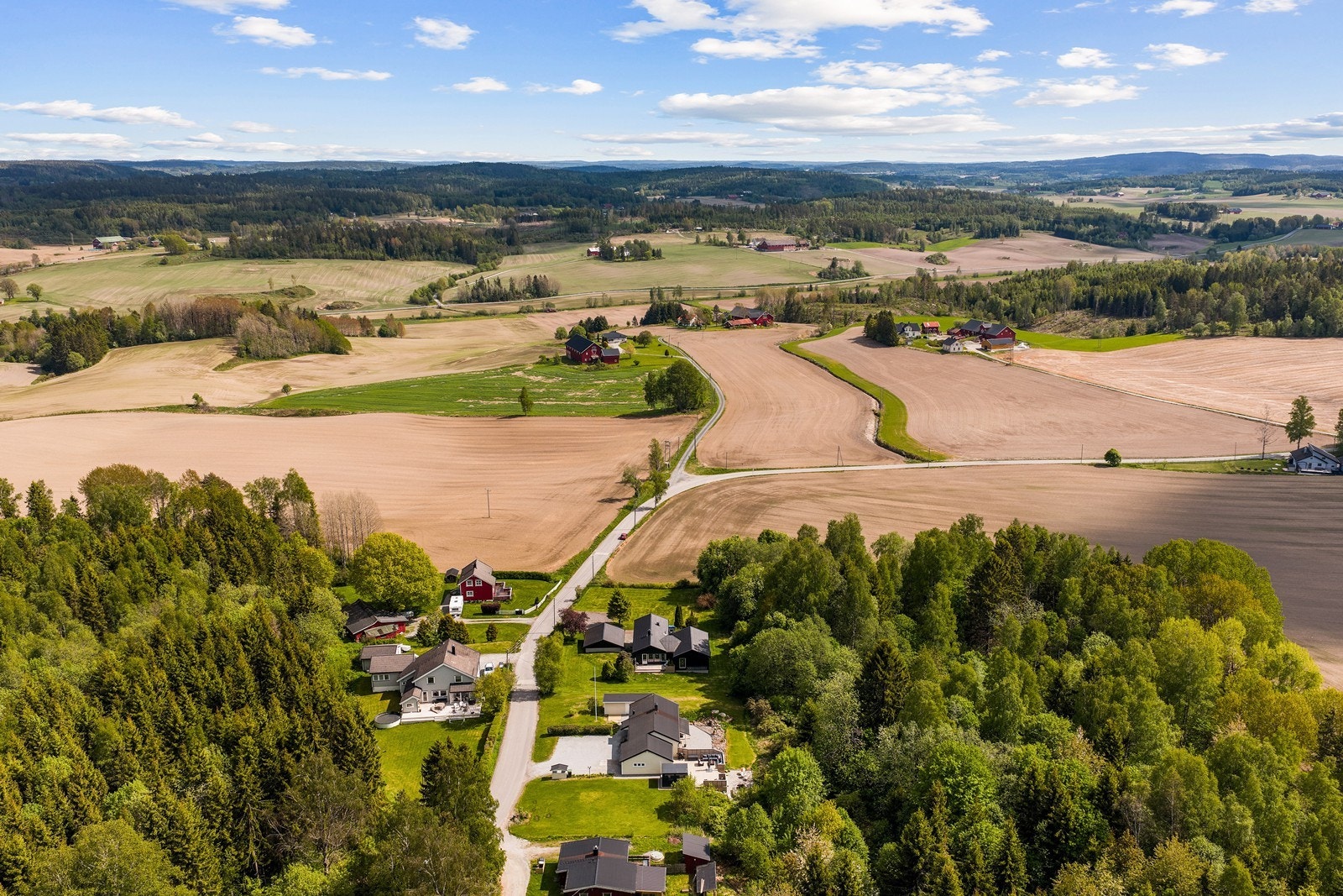 Barnehage og skole ligger ca. 1,2 km fra boligen, tilsvarende rundt 20 minutters gange. Bussforbindelse fra Bjastad ligger ca. 800 meter unna, mens Kråkstad togstasjon ligger ca. 2 km fra boligen. Galleribilde