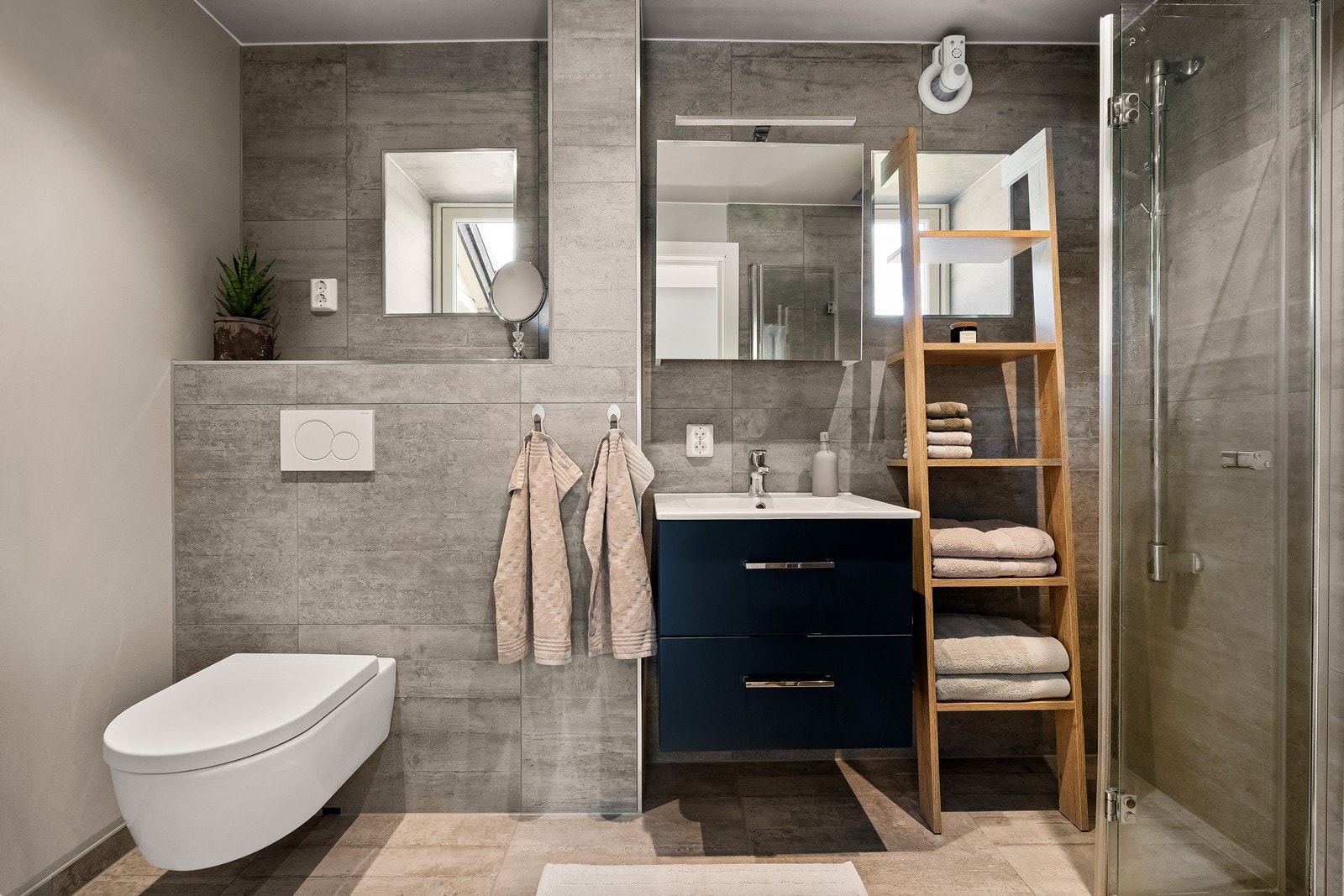 Badet i hoveddelen ble oppgradert i 2021. Gulvvarme. Galleribilde