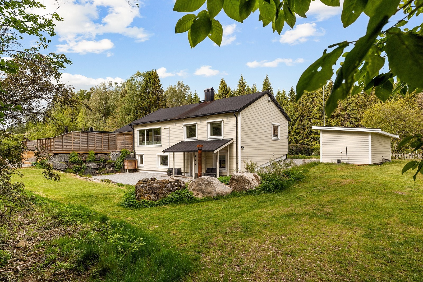 Hybelen har adkomst på via husets bakside, skjermet for hoveddelen. Galleribilde