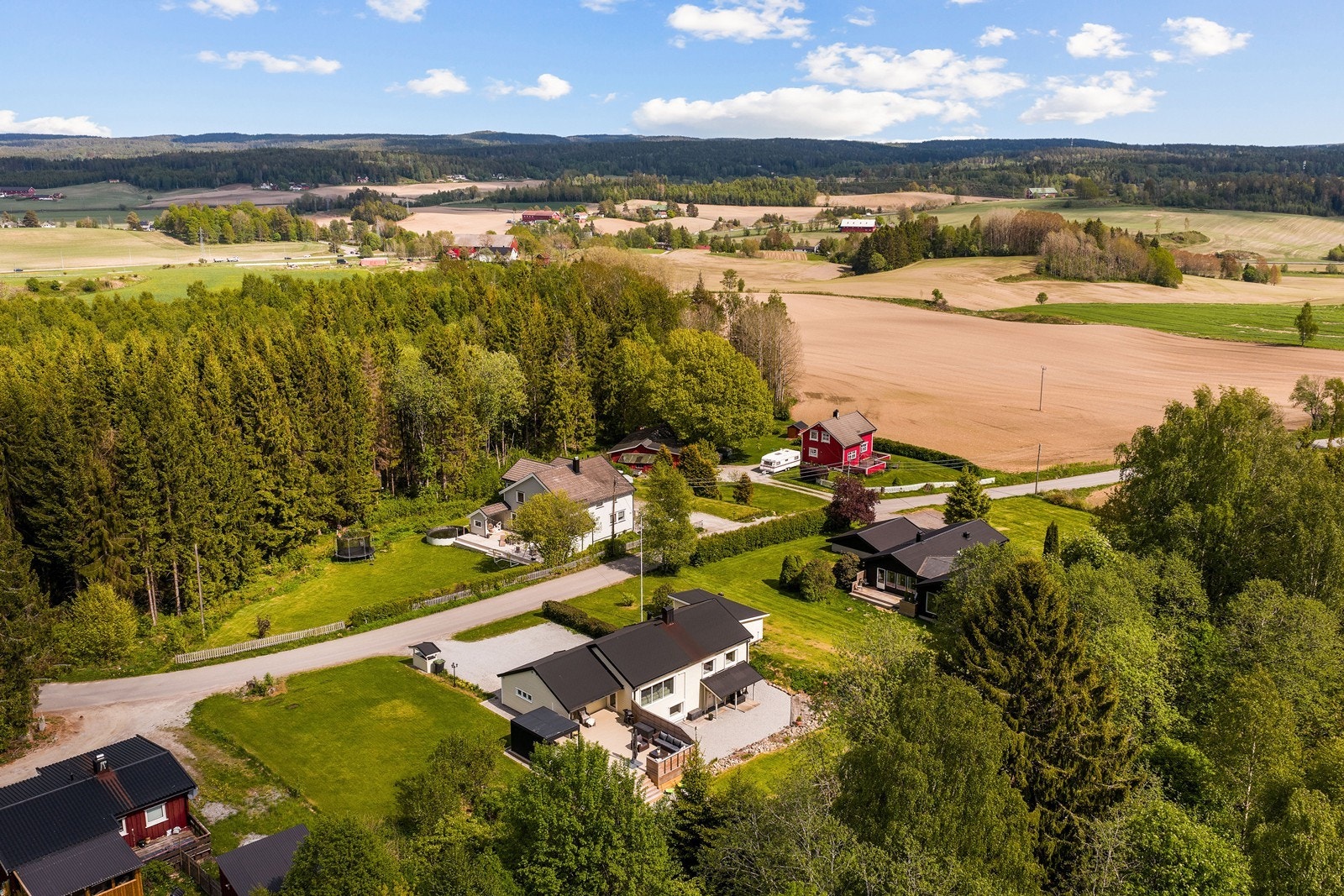 Området byr på fantastiske rekreasjonsmuligheter året rundt. Fra boligen er det umiddelbar nærhet til flotte skogsområder med mange turstier og naturopplevelser. Galleribilde