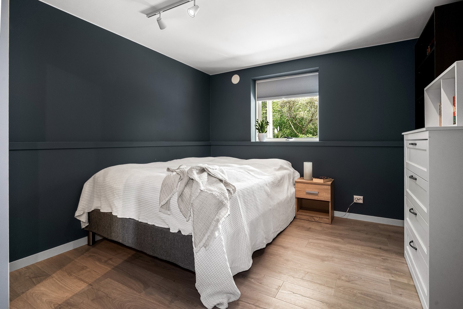 Romslig soverom med gode muligheter for garderobeløsning. Galleribilde
