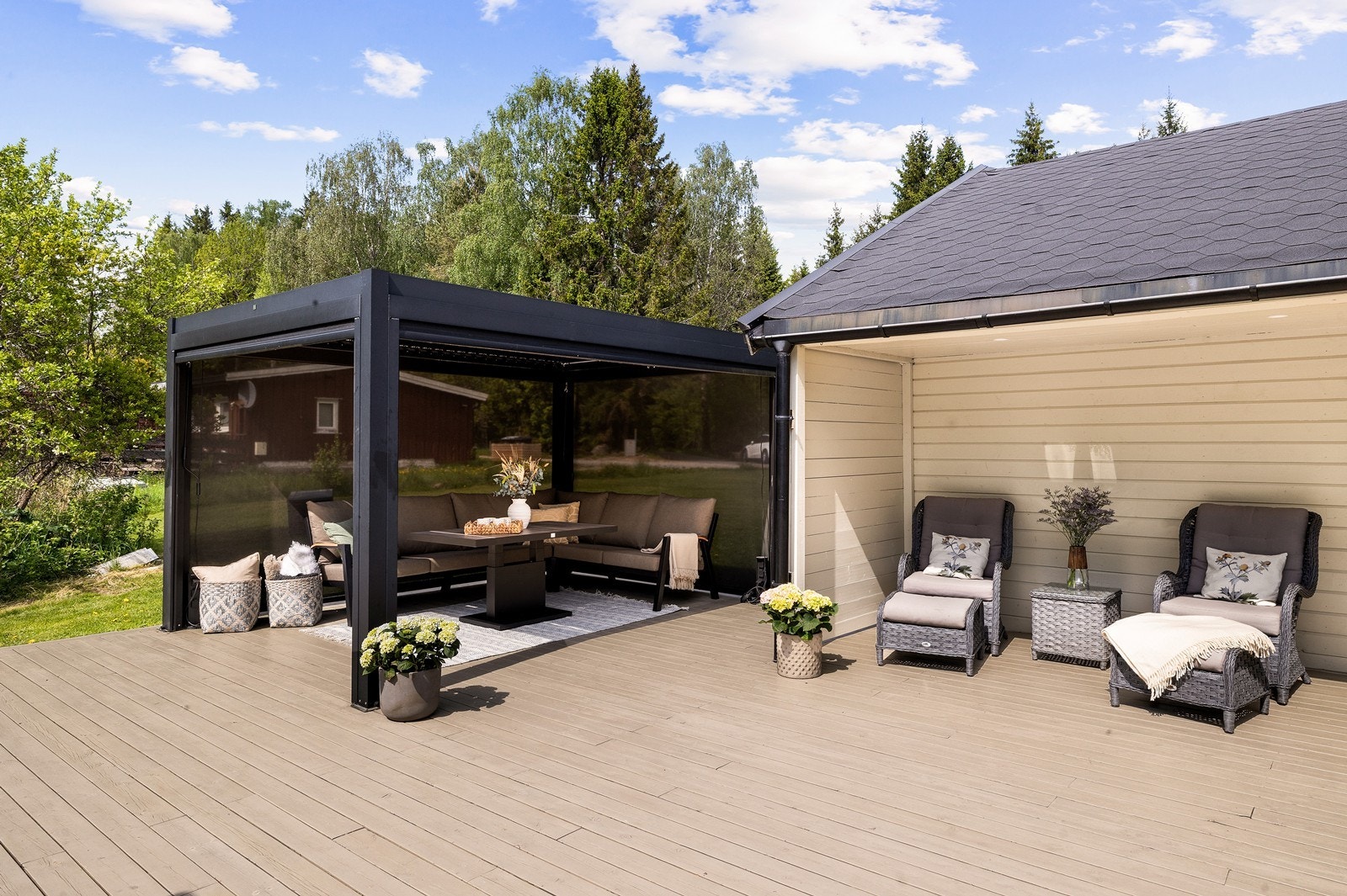 Terrassen har god plass til loungegruppe, spisebord, grill og bålpanne, og skaper en naturlig forlengelse av oppholdsrommene i sommerhalvåret. Galleribilde