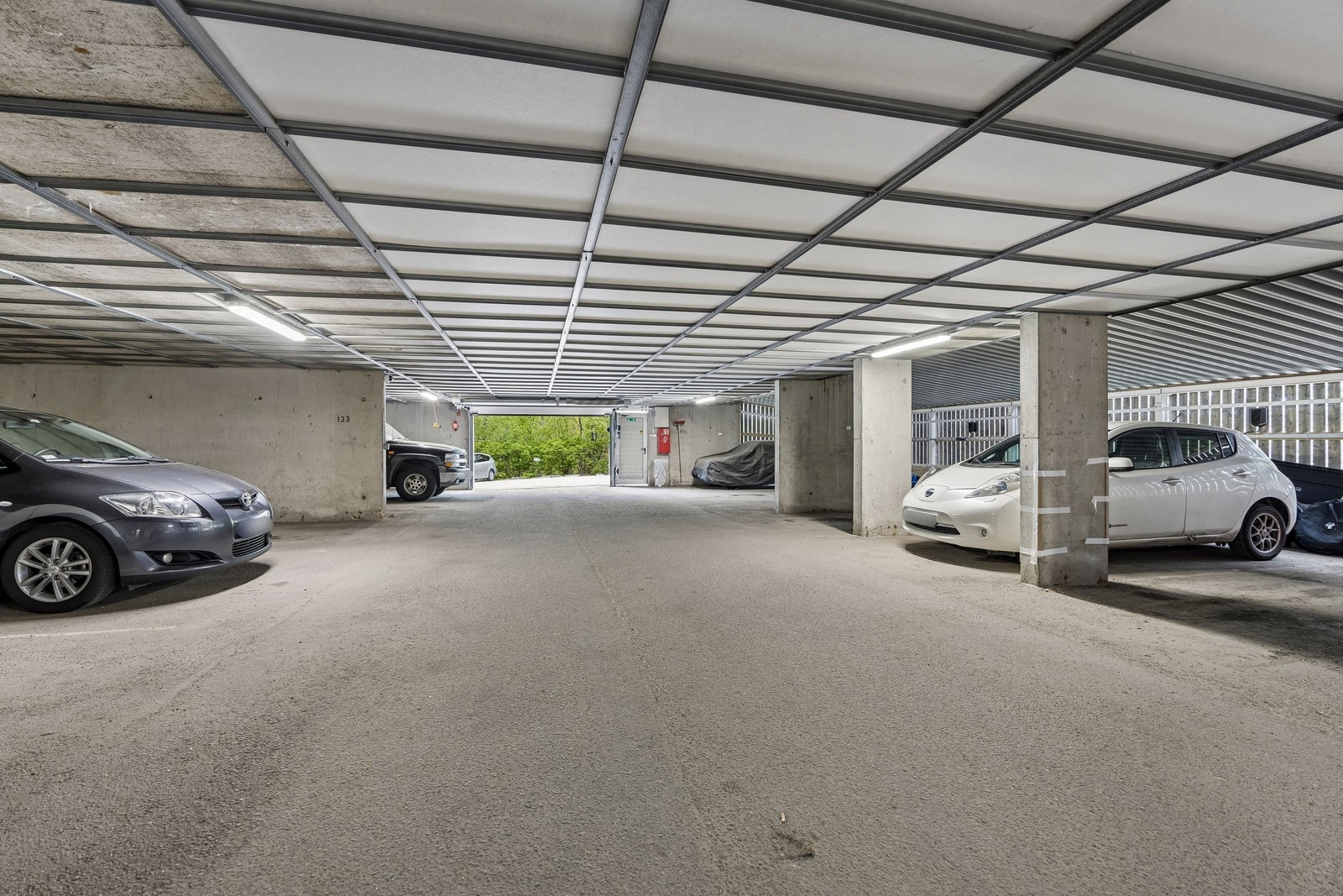 Det medfølger 1 garasjeplass. Det er mulighet å leie parkeringsplasser utendørs Galleribilde