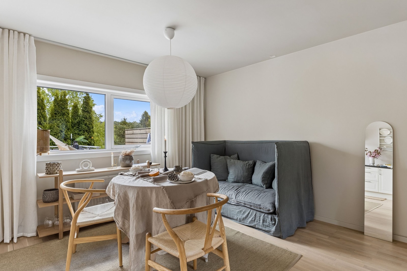 Den åpne planløsningen gir tydelige soner for både spisebord og sofagruppe, og rommet er enkelt å møblere etter behov Galleribilde