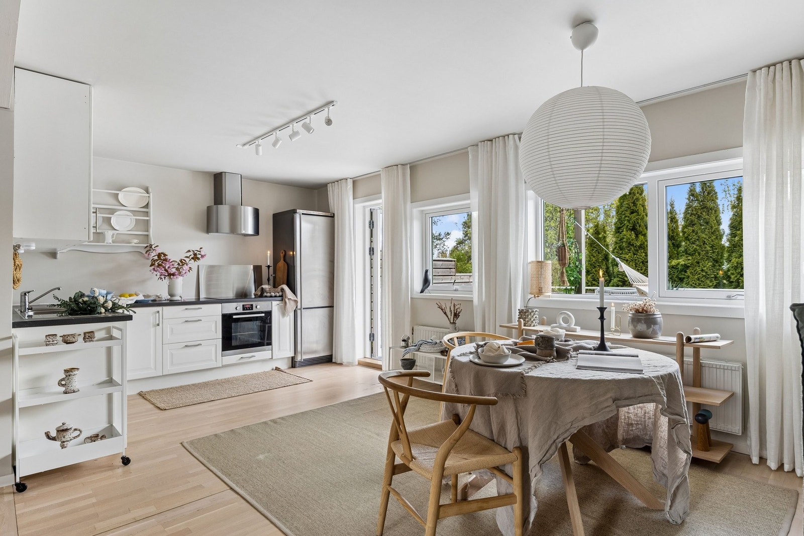 Store vindusflater som gir rikelig med lys og utgang til terrasse Galleribilde