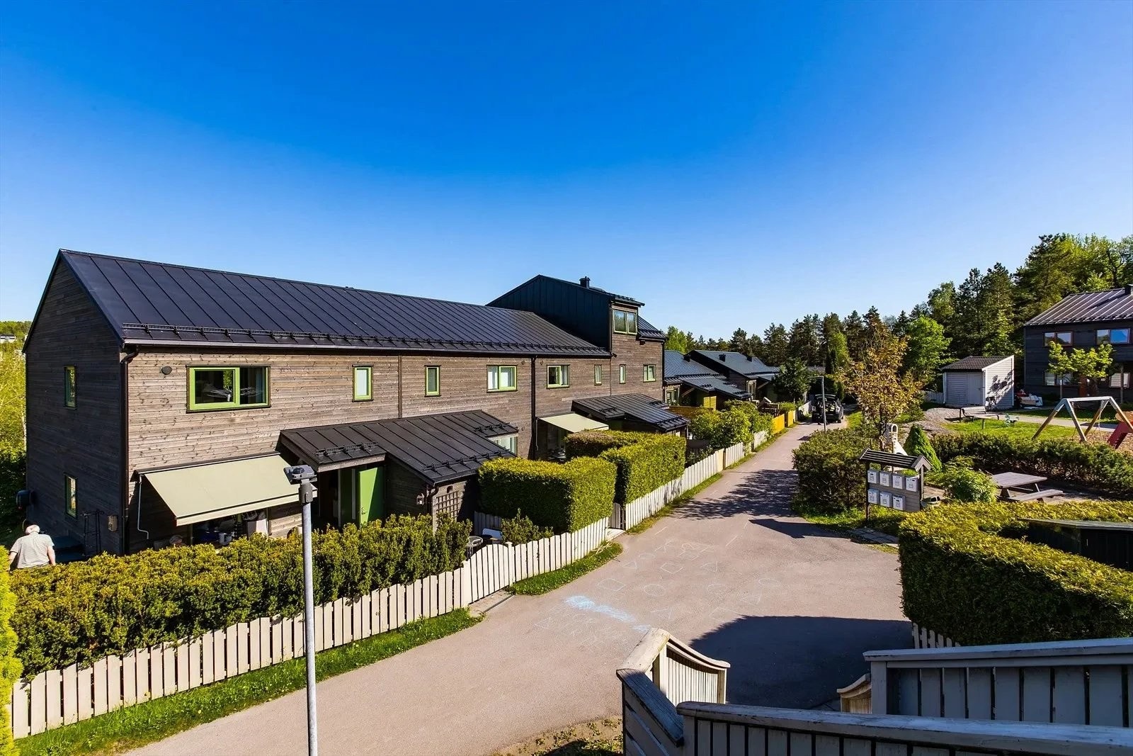 Eiendommen ligger attraktivt og naturnært til, med nærhet til barnehage, skoler og matbutikk. Galleribilde