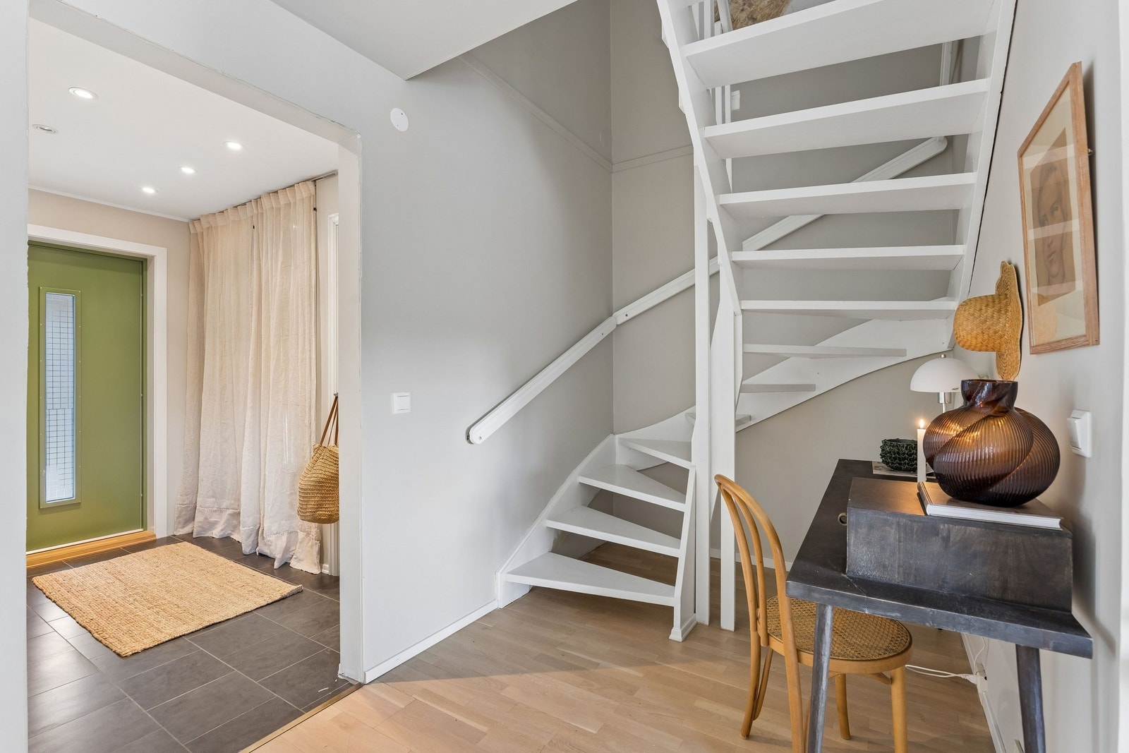 Entré med flislagt gulv og romslig bod/ skyvedørsgarderobe Galleribilde
