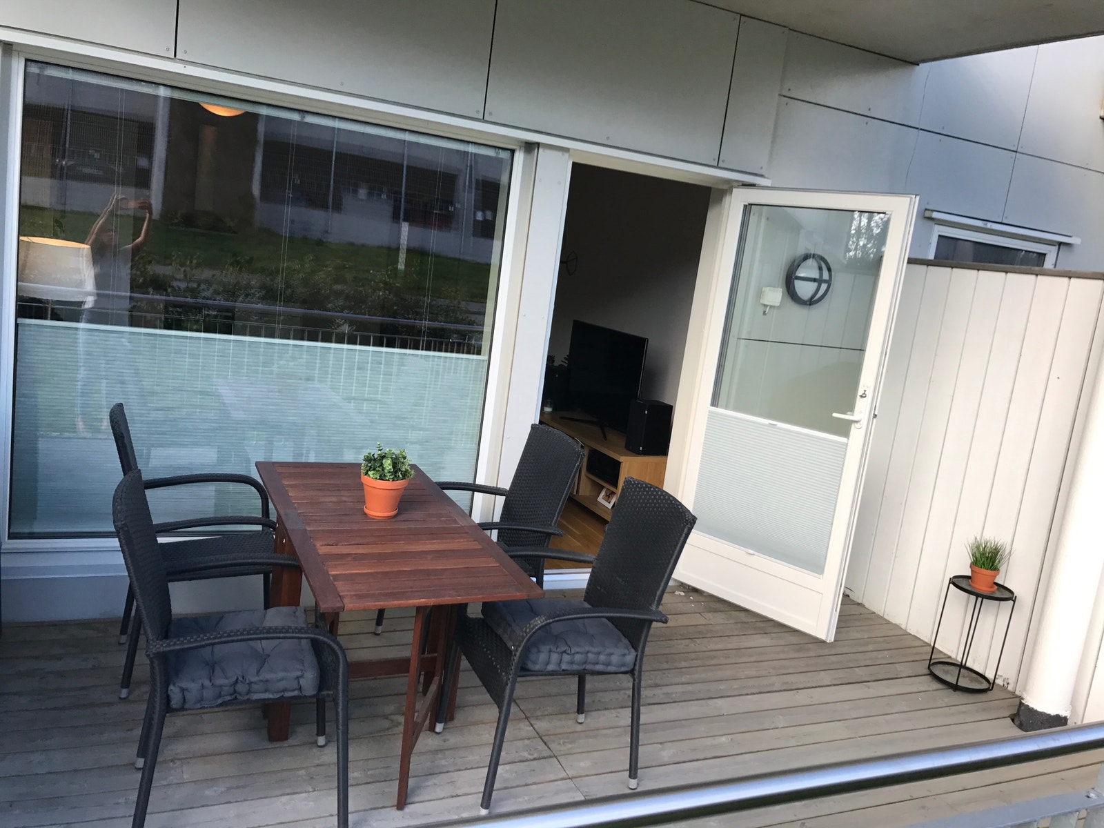 Sørvendt markterrasse med gode solforhold, og lite innsyn. Bord og stoler er inkludert i leien. Galleribilde