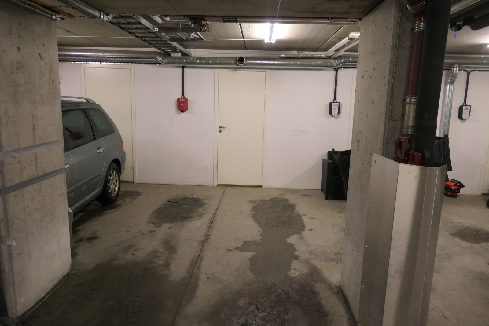 Parkeringsplass i kjeller med lademulighet for elbil og sportsbod. Galleribilde