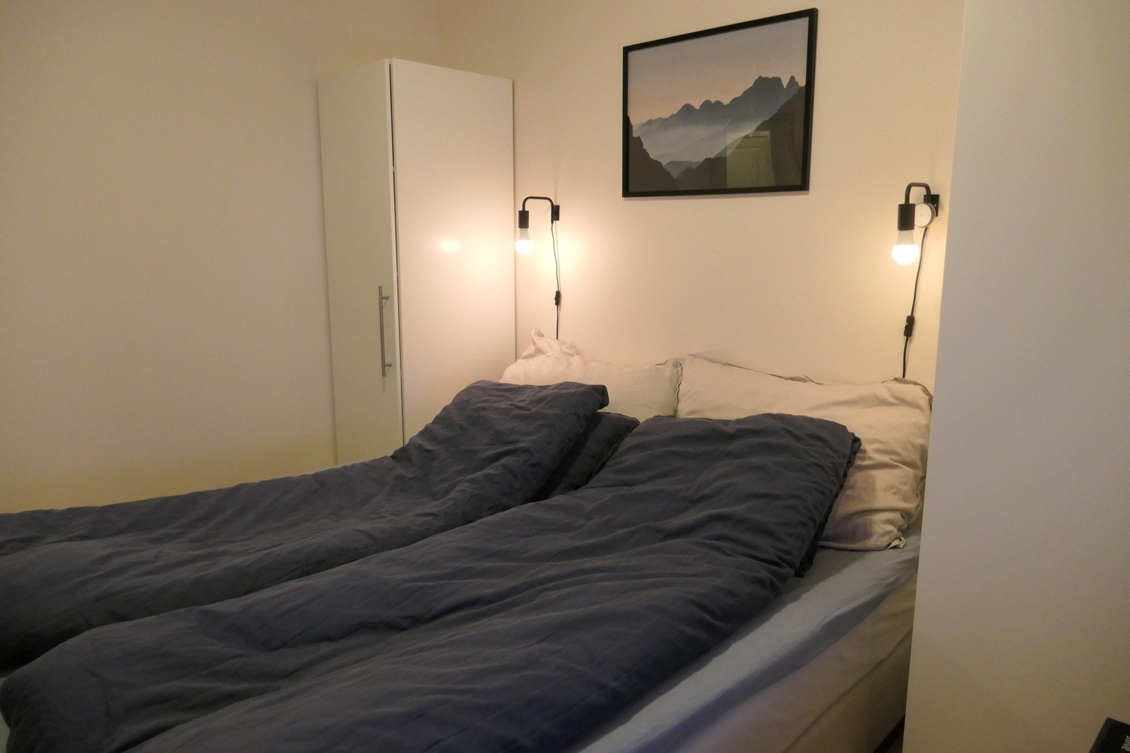 Det største soverommet, inkludert to klesskap og inngang på begger sider av sengen. Senga på bildet er 180cm. Galleribilde