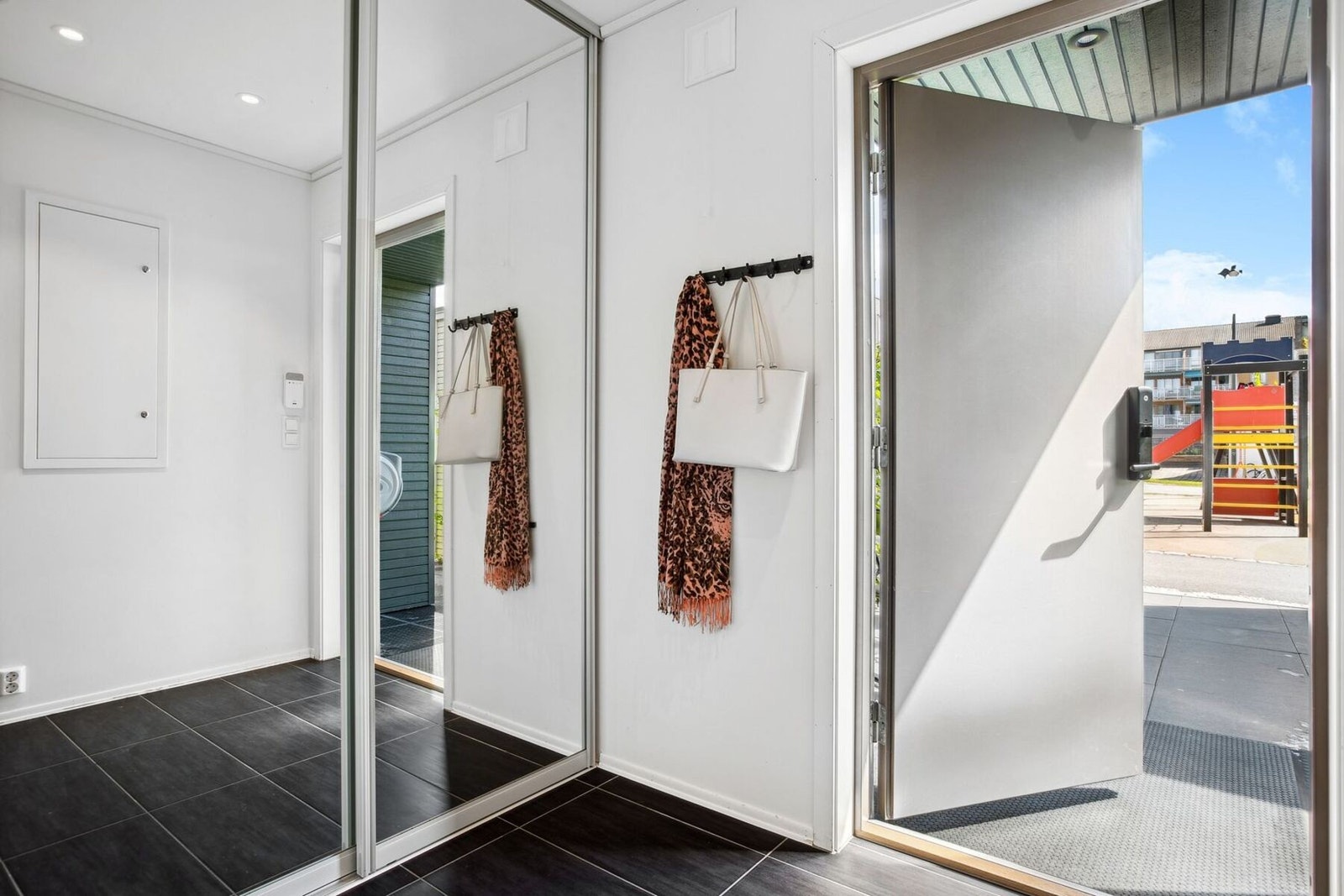 Når du entrer boligen, kommer du inn i en lys entré med god oppbevaringsplass i plassbygget skyvedørsgarderobe med speildører. Galleribilde