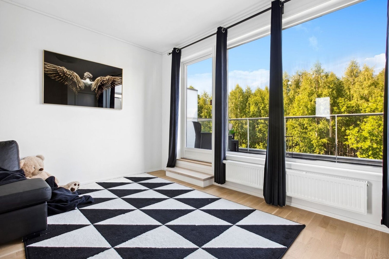 I toppetasjen er det en fin ekstra stue med utgang til balkong, samt soverom med eget baderom. Galleribilde