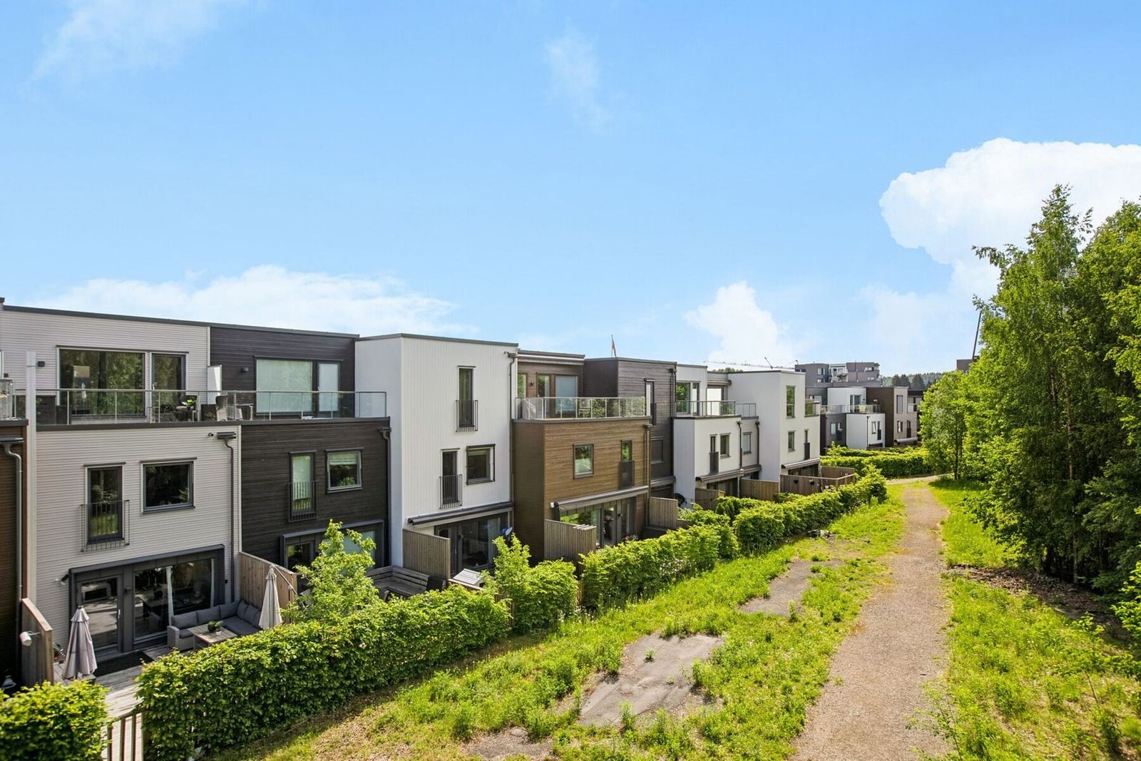 Jessheimhagen Boligsameie består av 77 boligseksjoner og 2 næringsseksjoner (parkering og bod). Galleribilde
