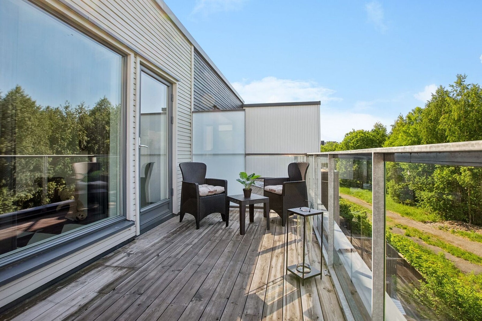 Fra stuen er det utgang til solrik sydvestvendt balkong på 10m². Balkongen har terrassebord på gulv og rekkverk med glassfelt. Galleribilde