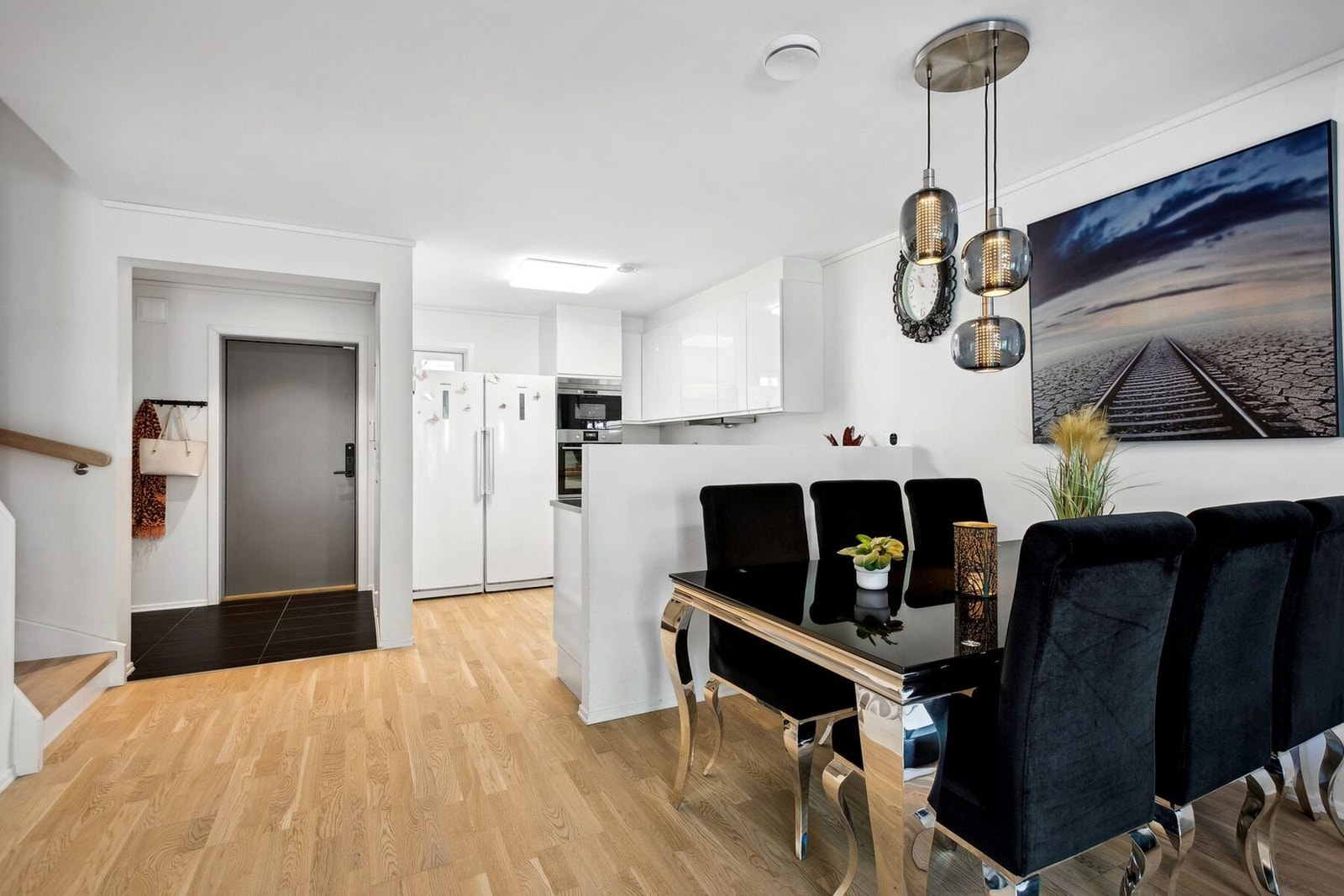 Kjøkkenet ligger i en fin delvis åpen løsning med stuen, naturlig tilbaketrukket, men likevel åpent og sosialt. Galleribilde