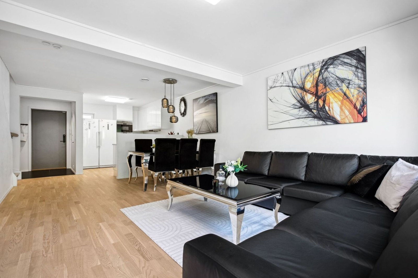 Stuen er romslig med plass til stor sofagruppe med salongbord, mediemøblement med tv og et spisebord. Galleribilde