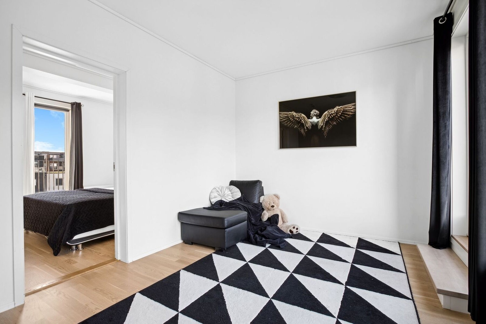Rommene i 2. og 3. etasje blir oppvarmet med vannbåren varme til radiatorer. Galleribilde