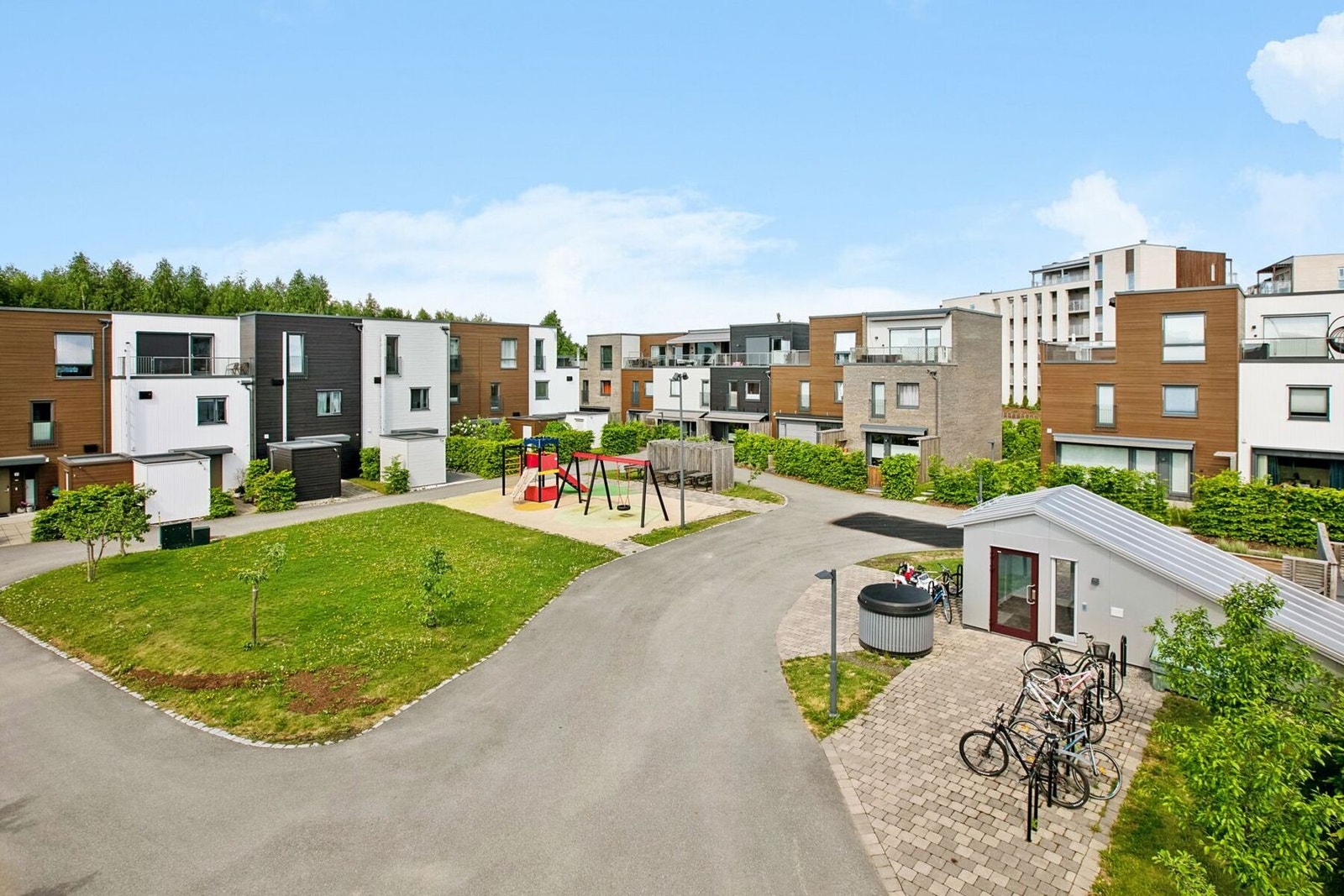 Barnevennlig beliggenhet med lekeplass utenfor. Galleribilde