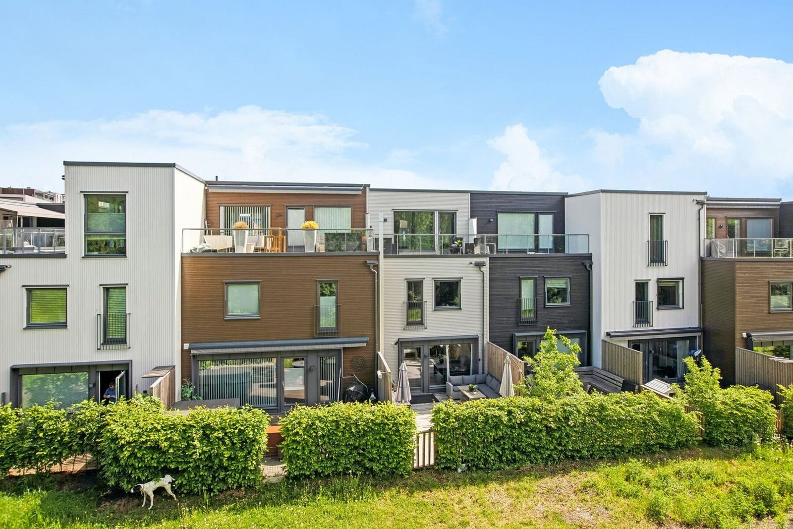 Boligen har en meget sentral beliggenhet på Jessheim i Ullensaker kommune med gangavstand til alt av servicetilbud og fasiliteter. Galleribilde
