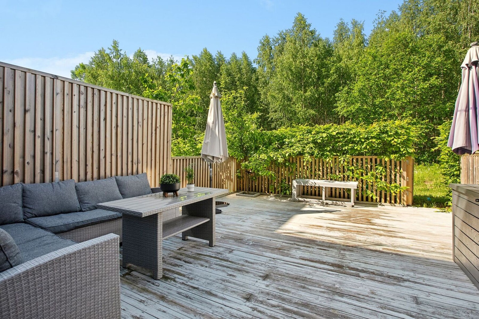 Fra stuen har du utgang til en stor, fin og solrik terrasse på 32m² mot sydvest. Terrassen har terrassebord på gulv, levegger mot naboene og rekkverk med port ut til grønne fellesarealer. Galleribilde