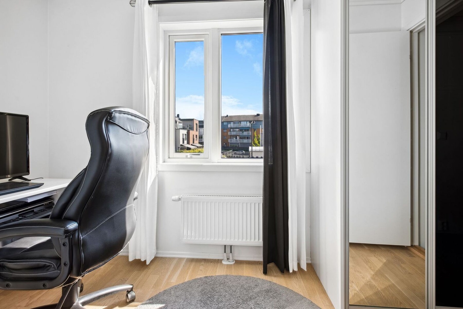 Kontor med oppbevaringsplass i skyvedørsgarderobe, samt adkomst til bod/teknisk rom. Galleribilde