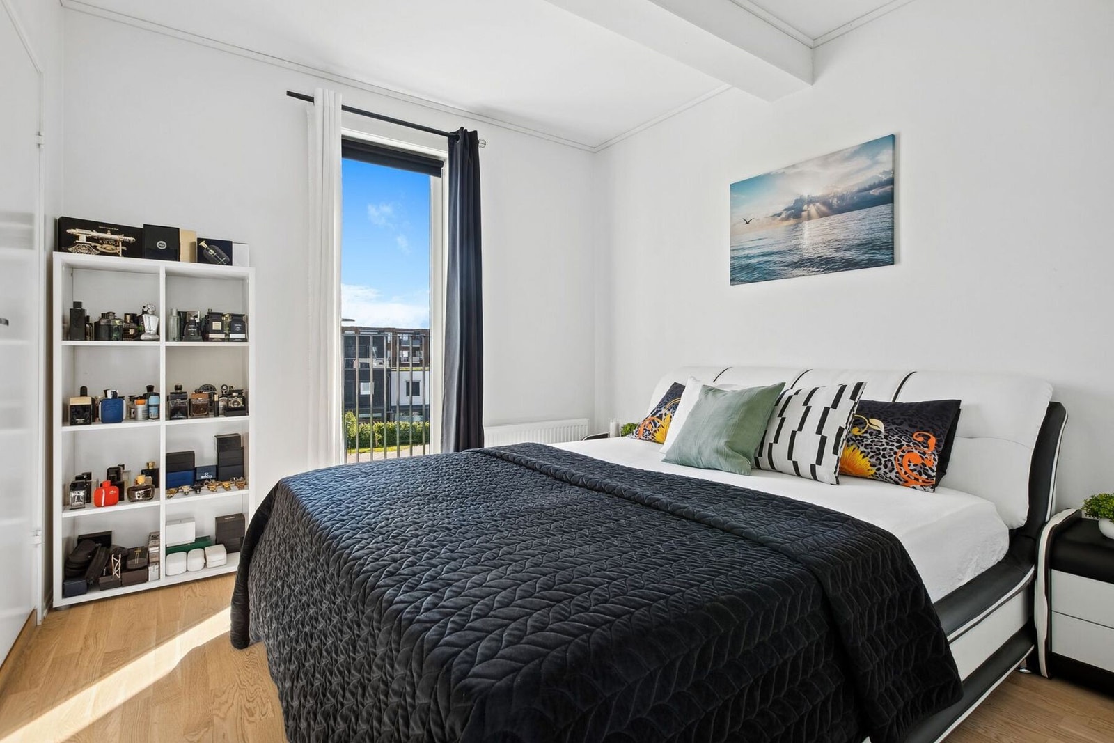 Soverom 3 ligger i toppetasjen og har tilknytning til eget baderom - perfekt som et hovedsoverom! Galleribilde