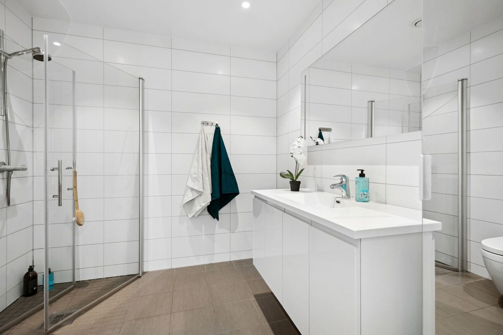 I 2. etasje er det et lyst og moderne baderom fra 2017. Baderommet har fliser på gulv og vegger, deilig gulvvarme, downlights i himlingen og mekanisk avtrekk. Galleribilde