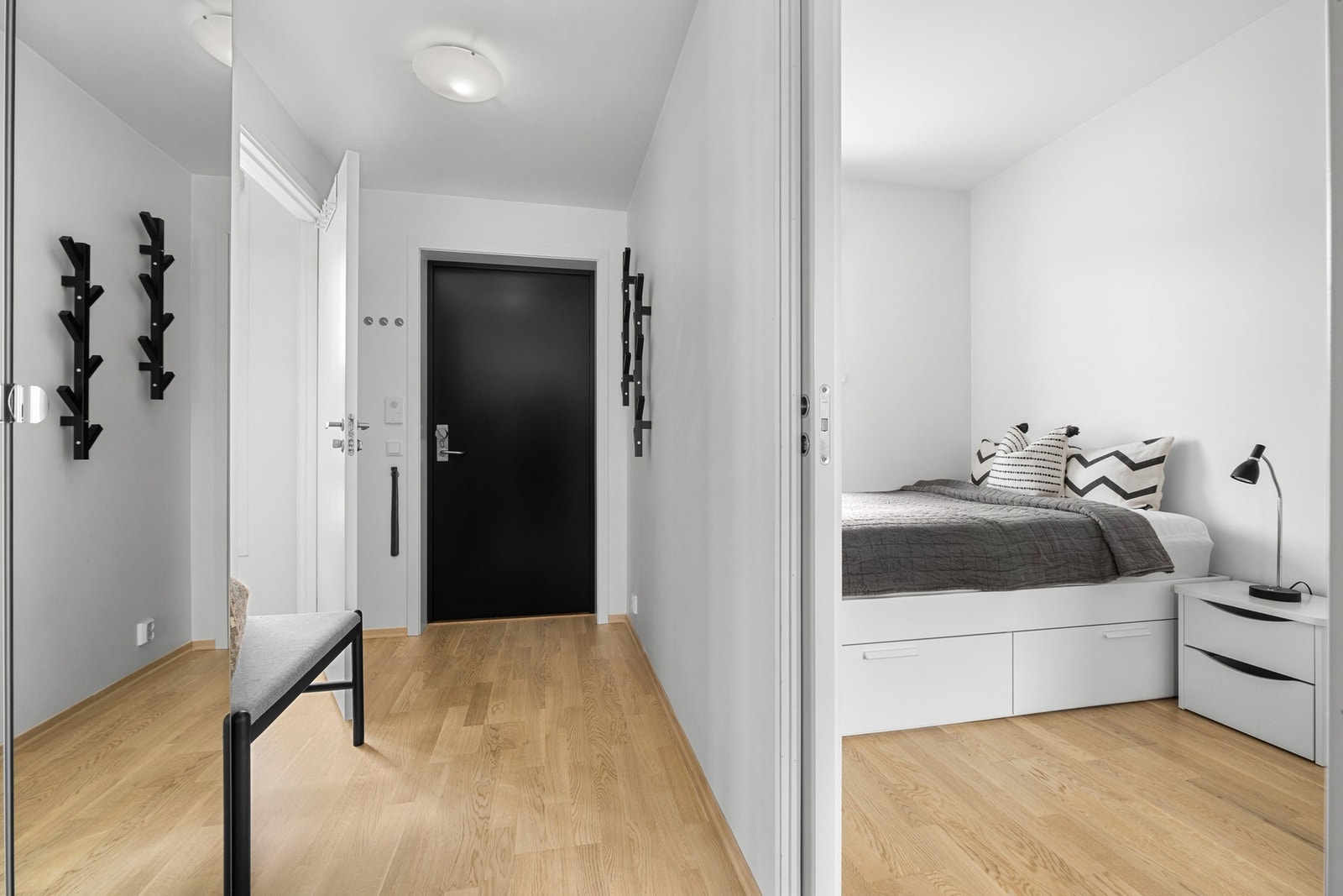 Flott og innbyende entré med plass til å henge fra seg yttertøy og sko Galleribilde