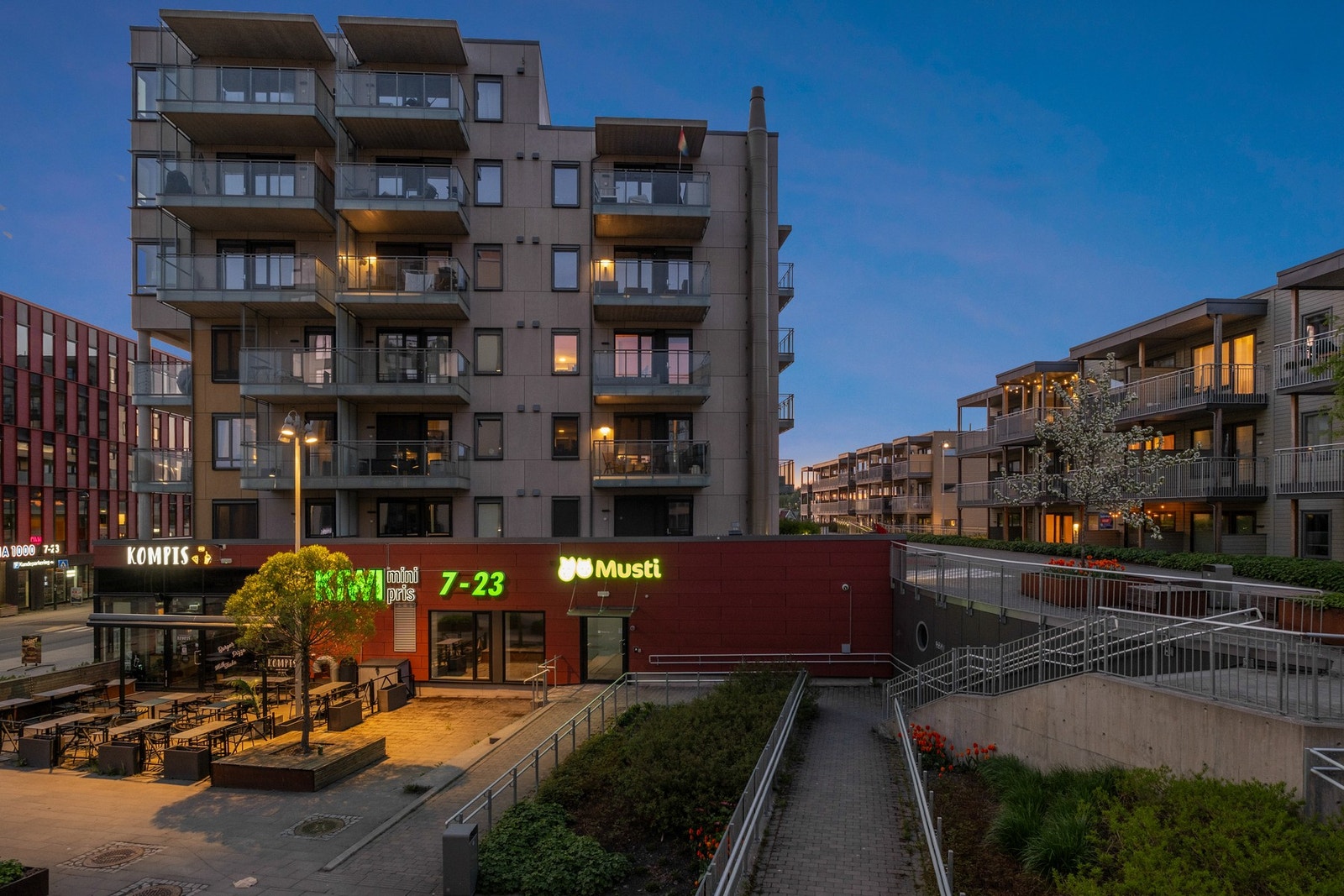 Flott og rolig bakgård med dagligvarebutikk som Kiwi og Rema 1000 rett ved Galleribilde