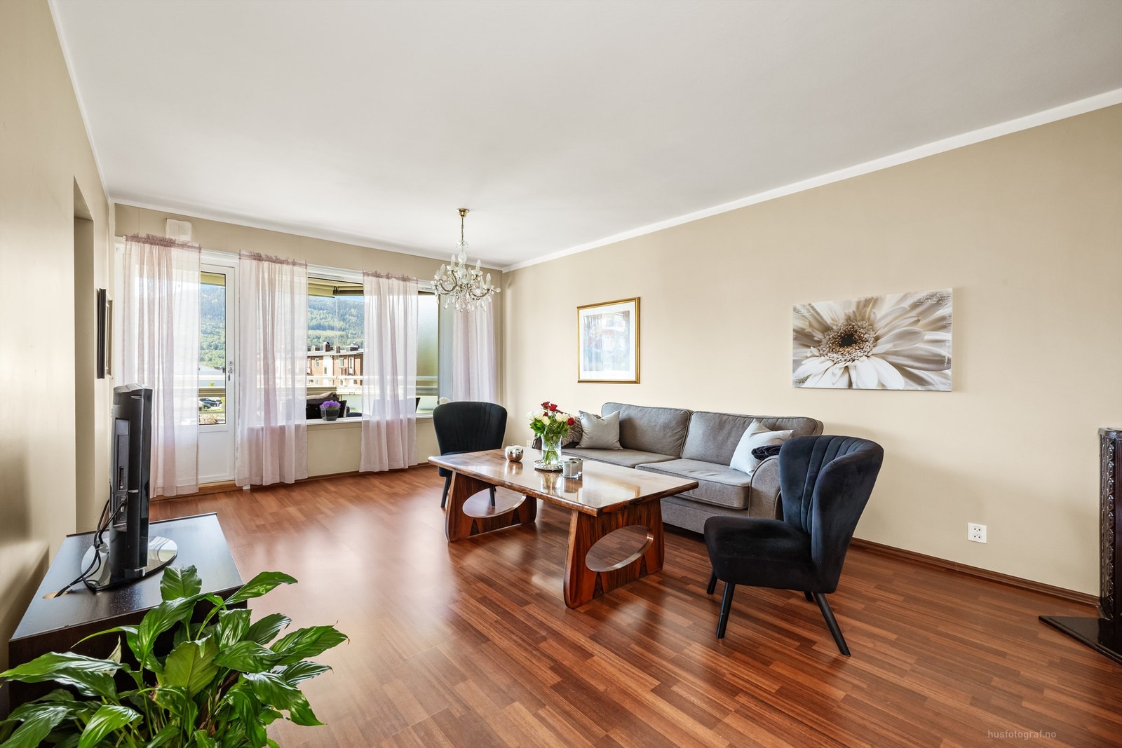 Stuen har god plass til sofagruppe og utgang til den innglassede balkongen. Galleribilde
