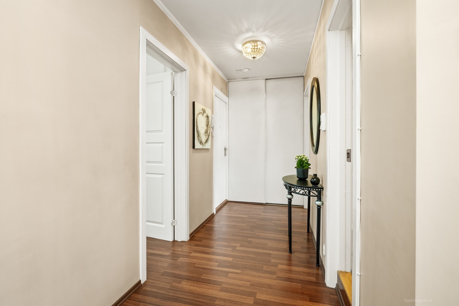Praktisk skyvedørsgarderobe i entré med oppbevaringsplass. Galleribilde