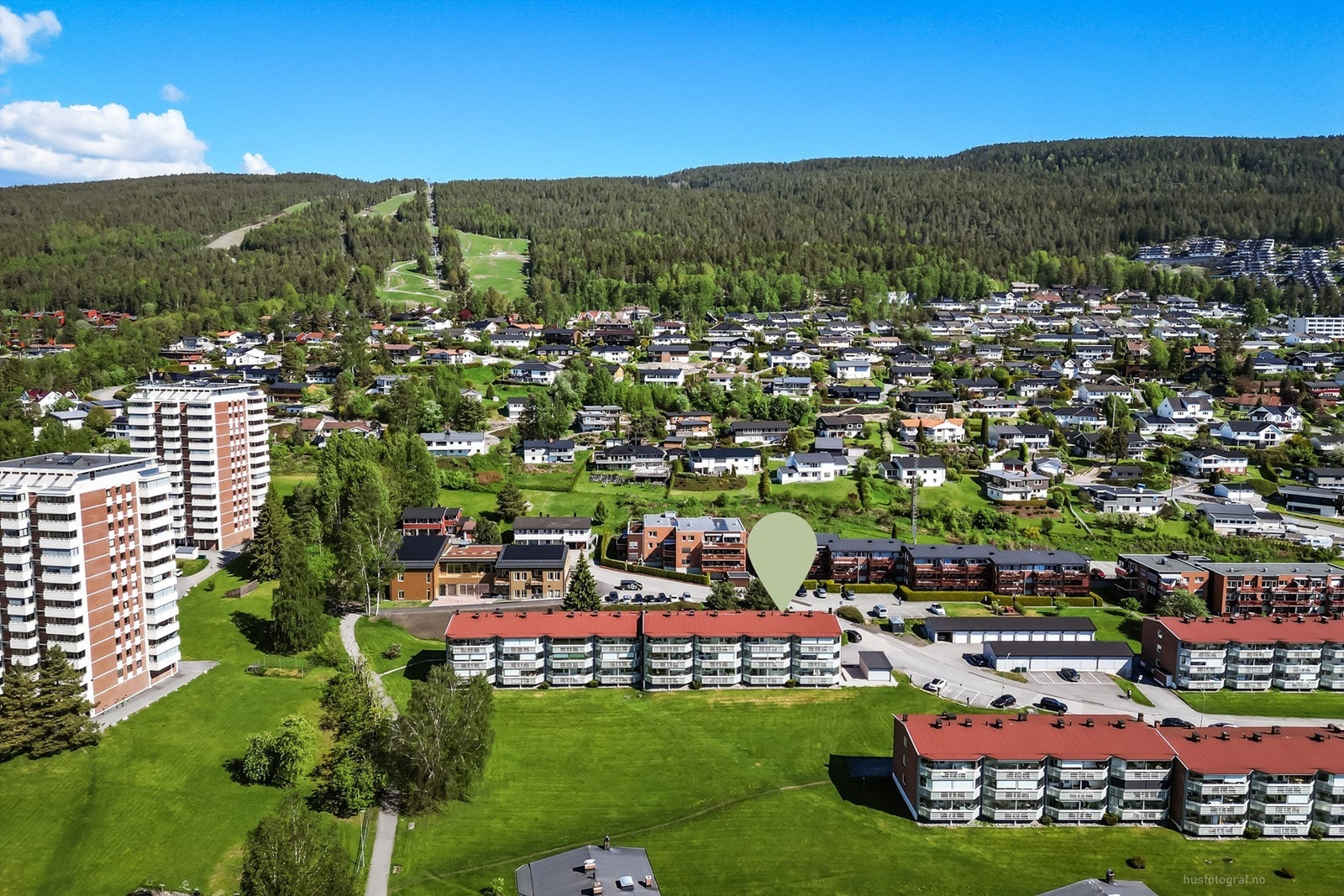 Marka og elveparken med tur- og friluftsmuligheter i nærområdet, både sommer og vinter. Galleribilde
