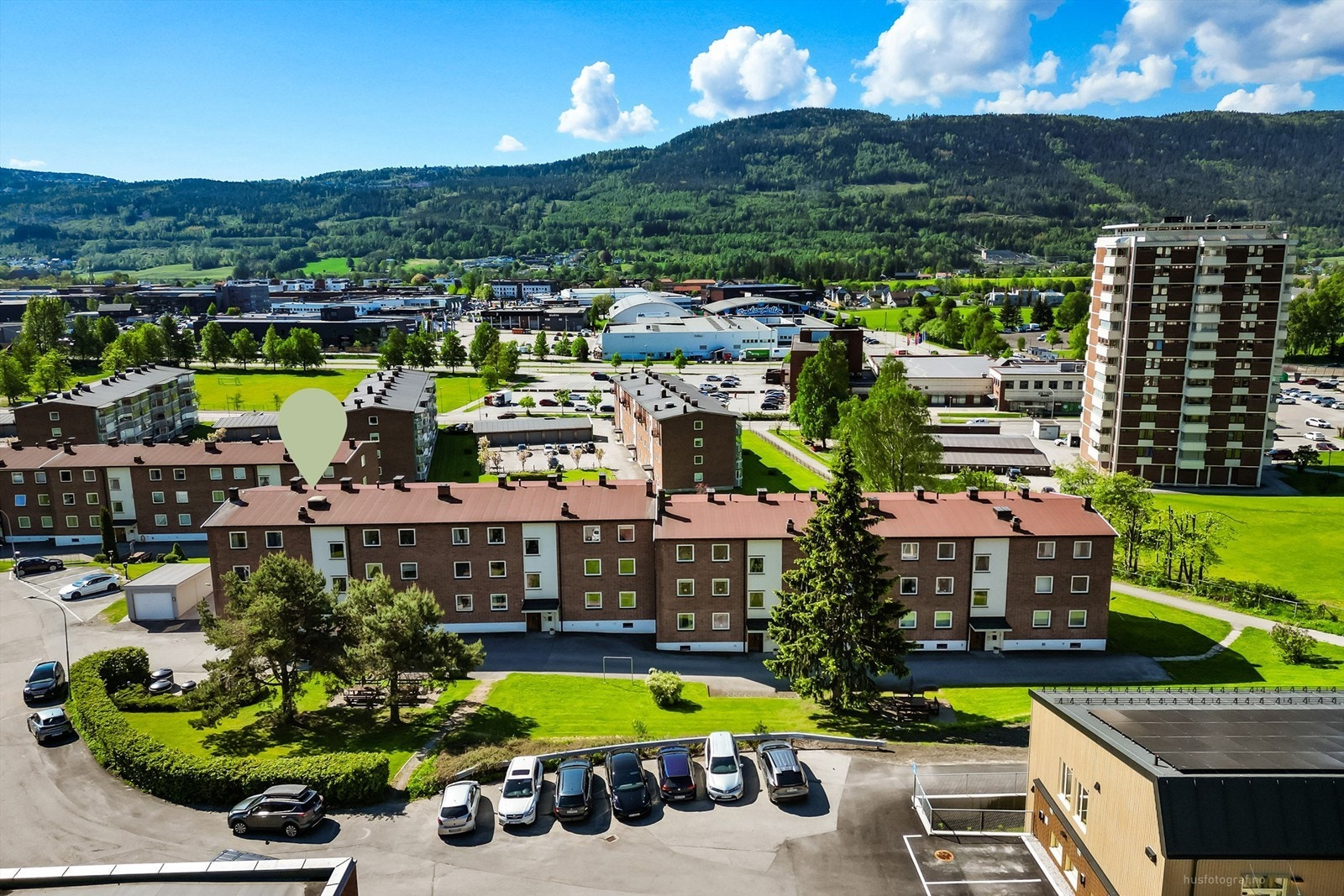 Kort gangavstand til bussholdeplass, barnehager, skoler, Skimore Drammen og Kiwi XL Ligosenteret. Galleribilde