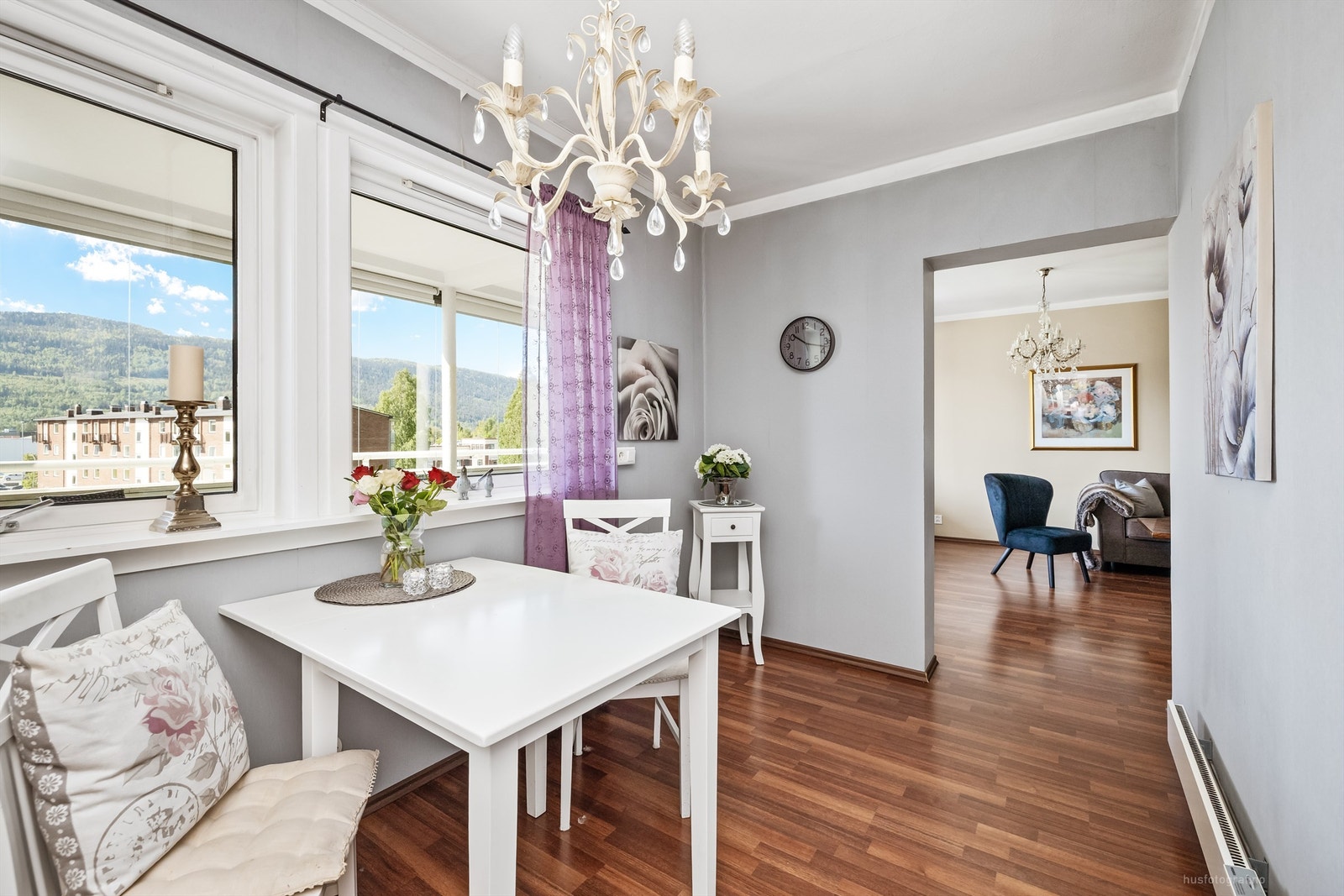 Mulighet for spiseplass ved vindu. Galleribilde