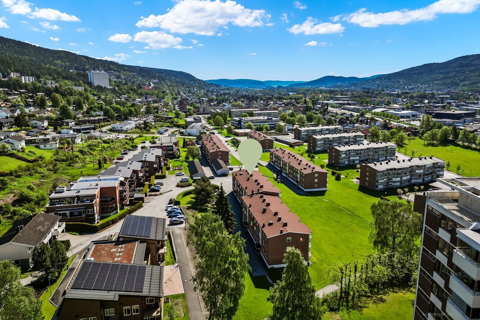 Mulighet for leie av garasje eller biloppstillingsplass etter venteliste. Galleribilde