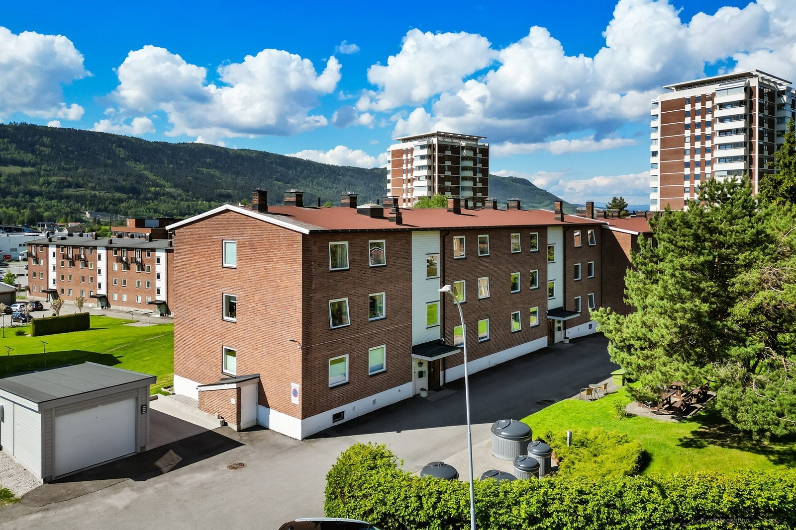 Felles overbygget inngangsparti med videre trappeadkomst til leiligheten (1. etasje). Galleribilde