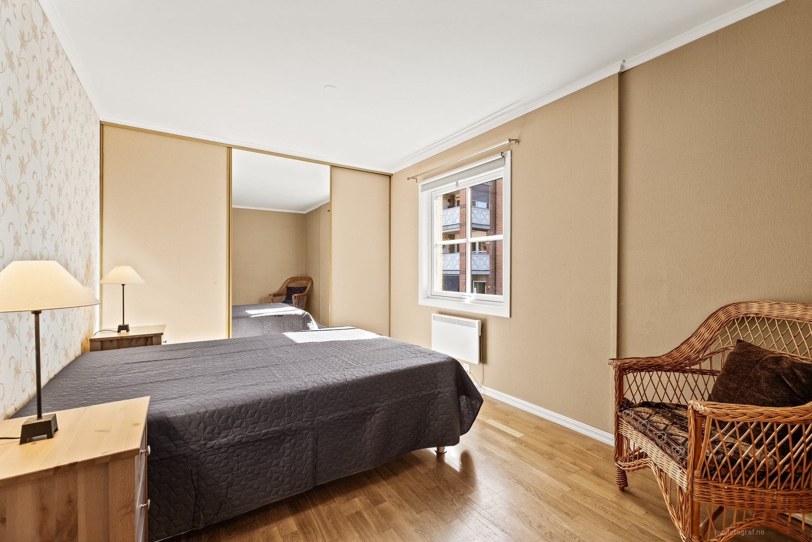 Stor skyvedørsgarderobe med speilfront, gir godt med oppbevaringsplass på soverommet. Galleribilde